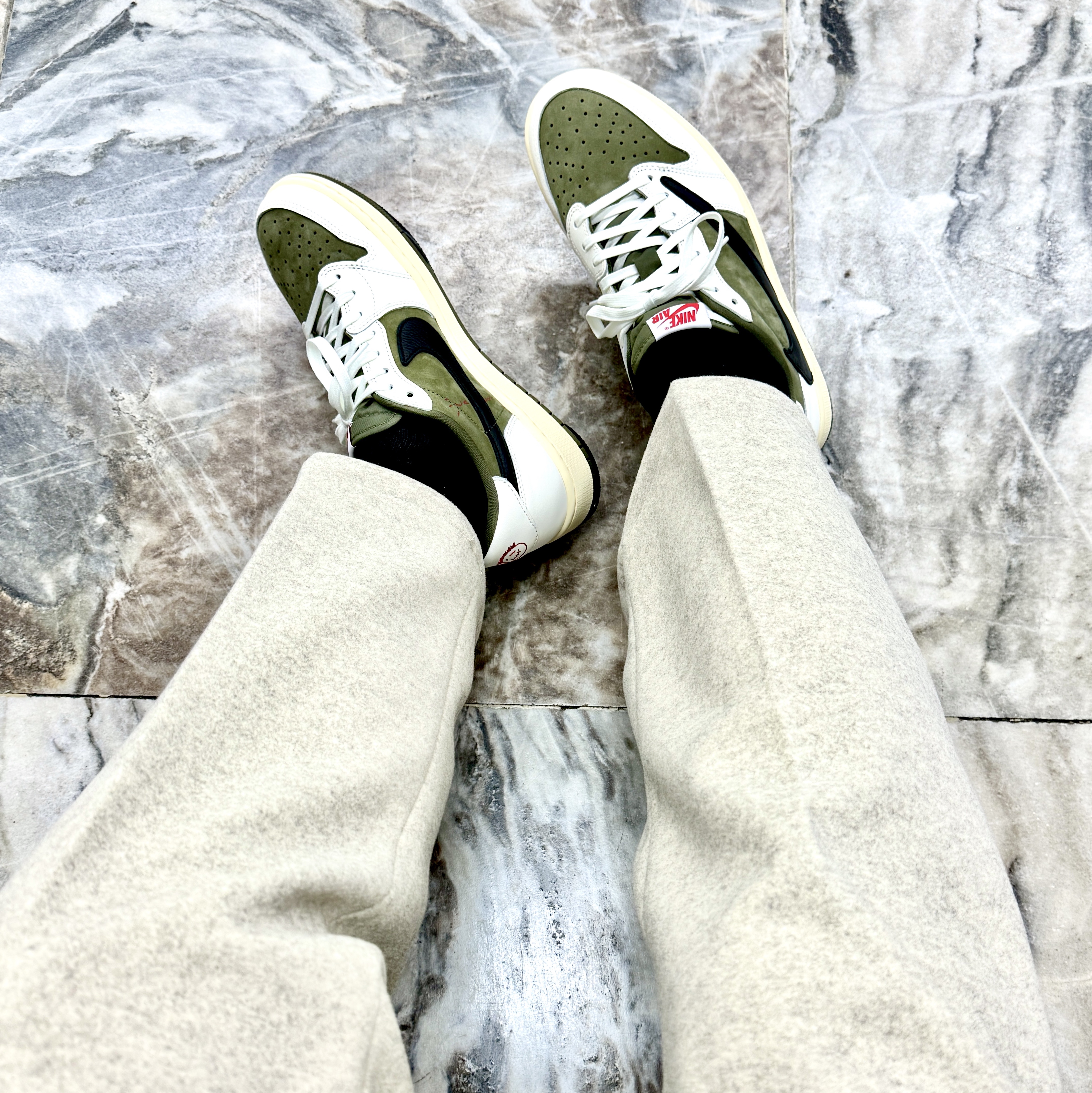 Jordan 1 x Travis Scott Retro Low OG SP Reverse Olive 착용 스타일 - 2