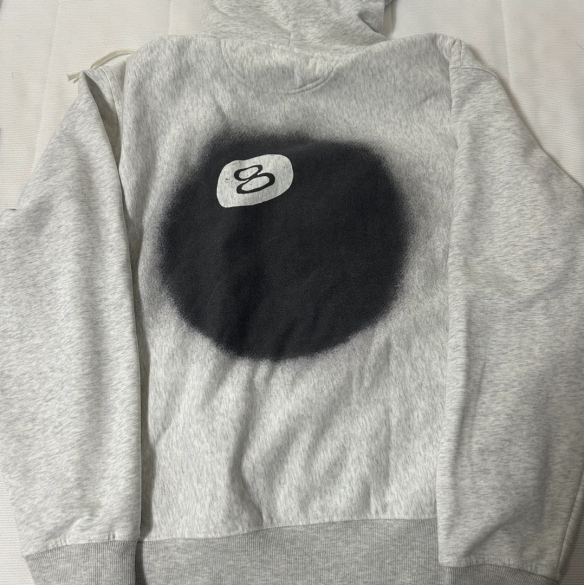 Stussy 8 Ball Fade Hoodie Ash Heather 착용 스타일