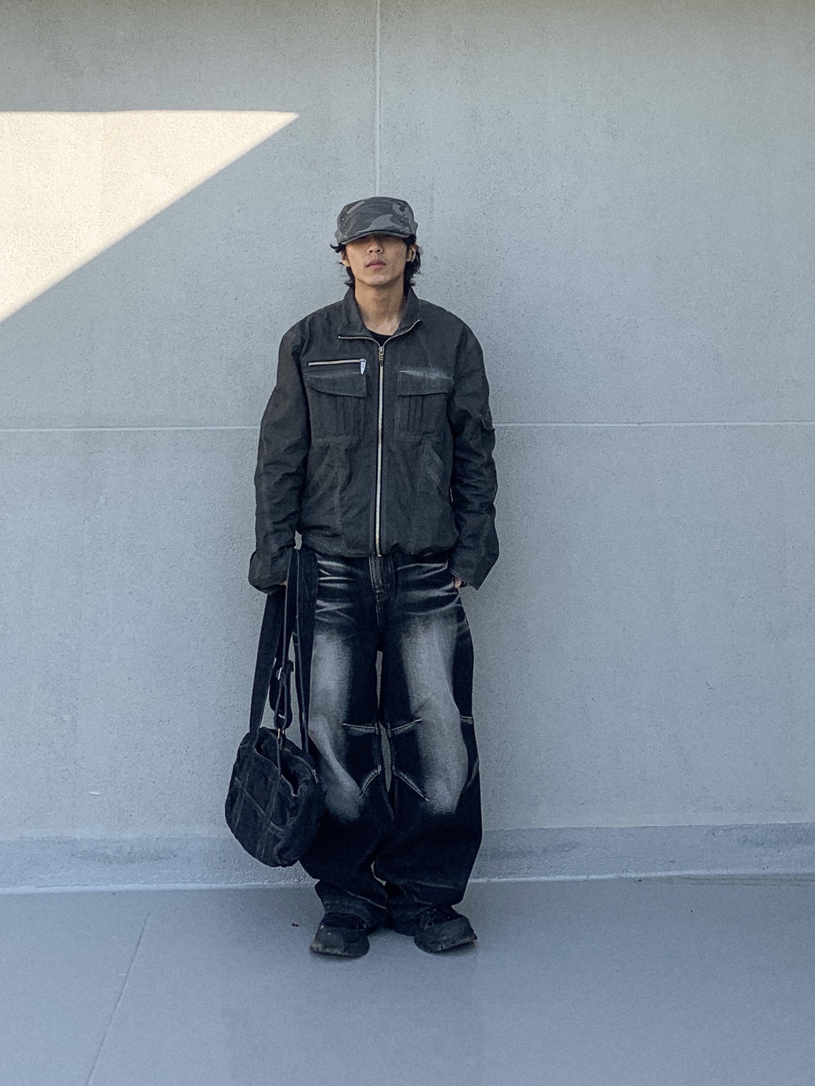 BLR Embossed Wave Washing Wide Denim Pants Black 착용 스타일 - 1