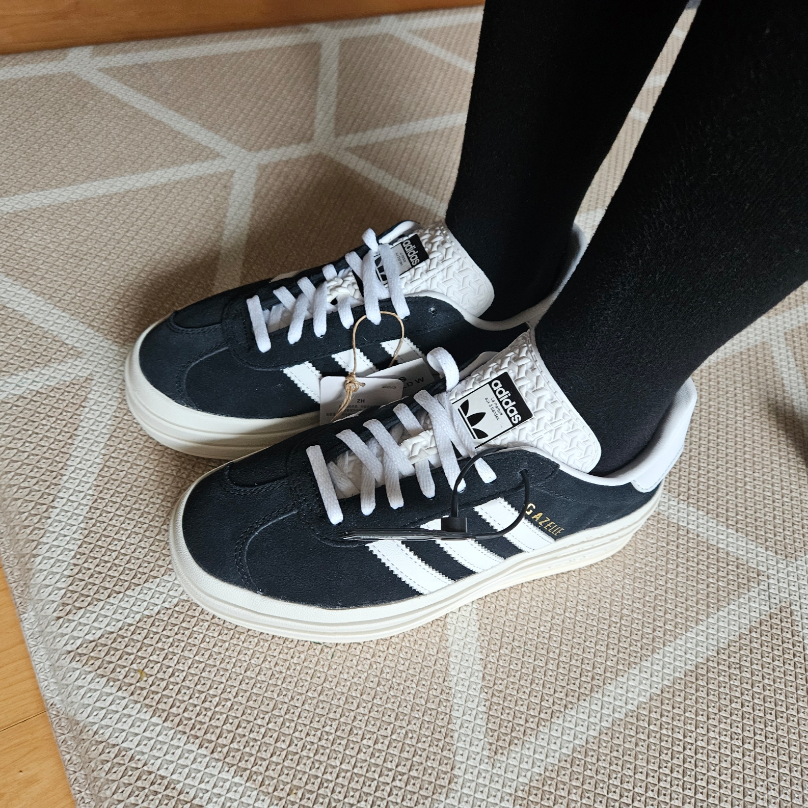 (W) Adidas Gazelle Bold Core Black Cloud White 착용 스타일 - 1