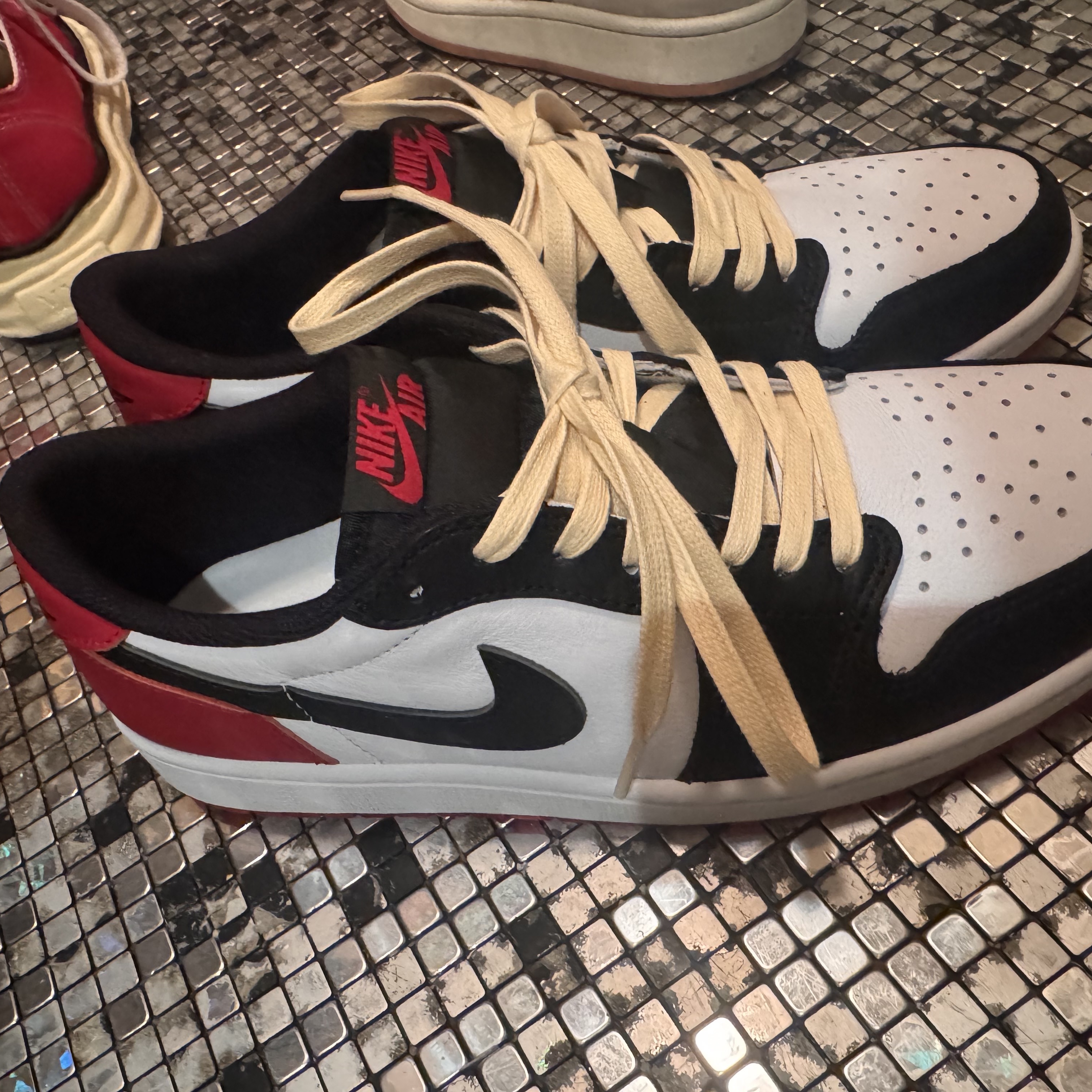 Jordan 1 Low Golf Obsidian Varsity Red 착용 스타일