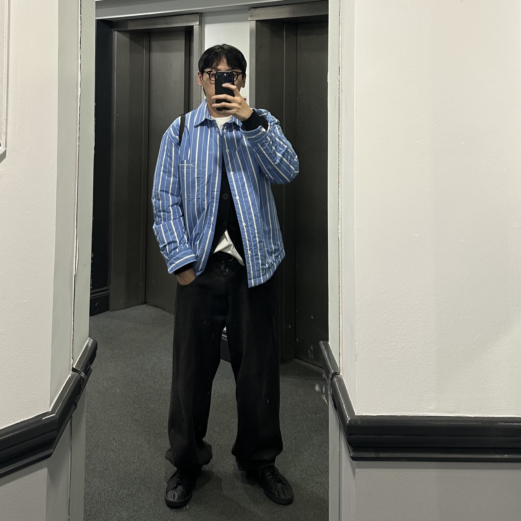 Jacquemus La Chemise Boulanger Puffed Overshirt Blue Stripes, Porter Balloonsac Black 착용 스타일 - 2
