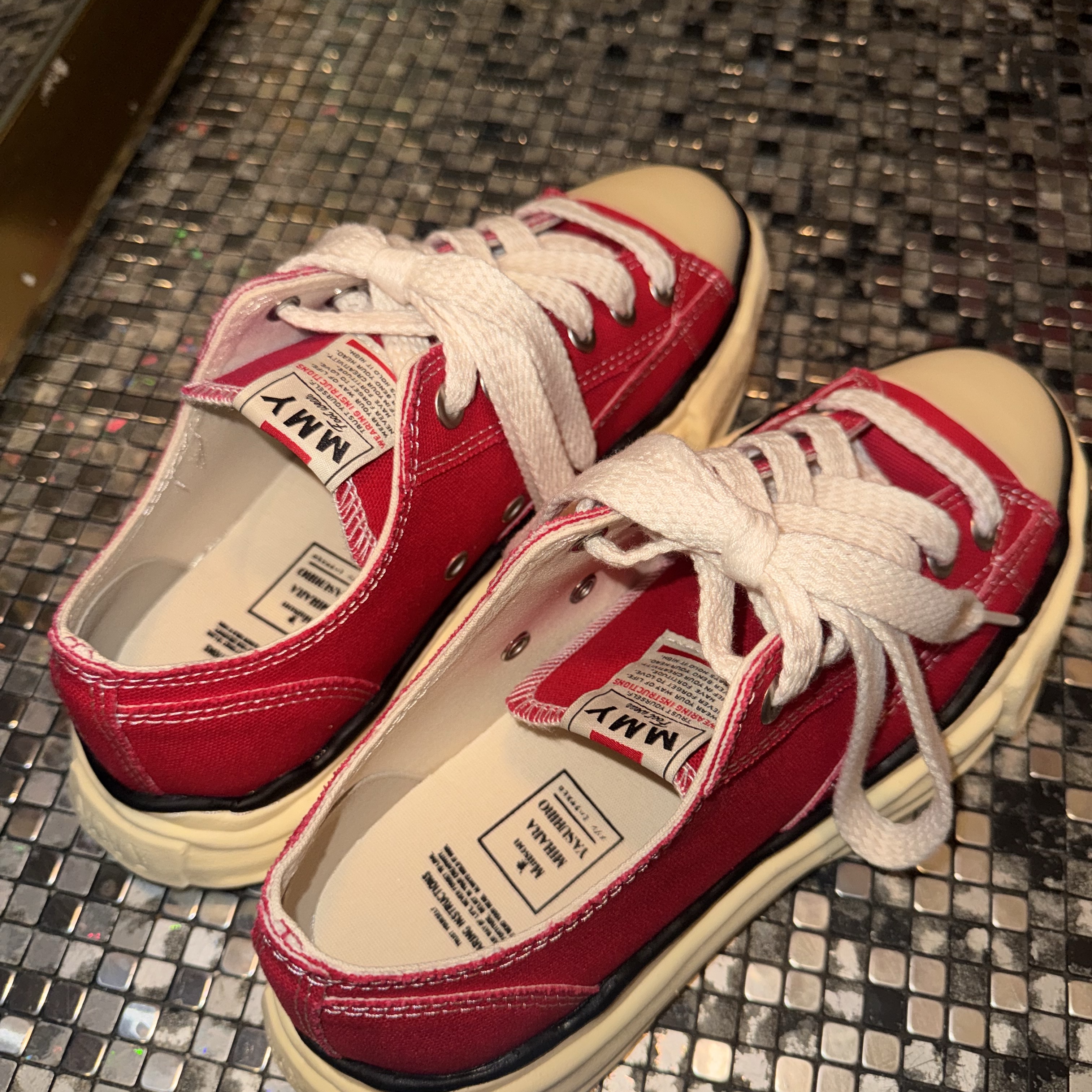 Maison Mihara Yasuhiro Peterson VL OG Sole Canvas Low-top Sneakers Red 착용 스타일
