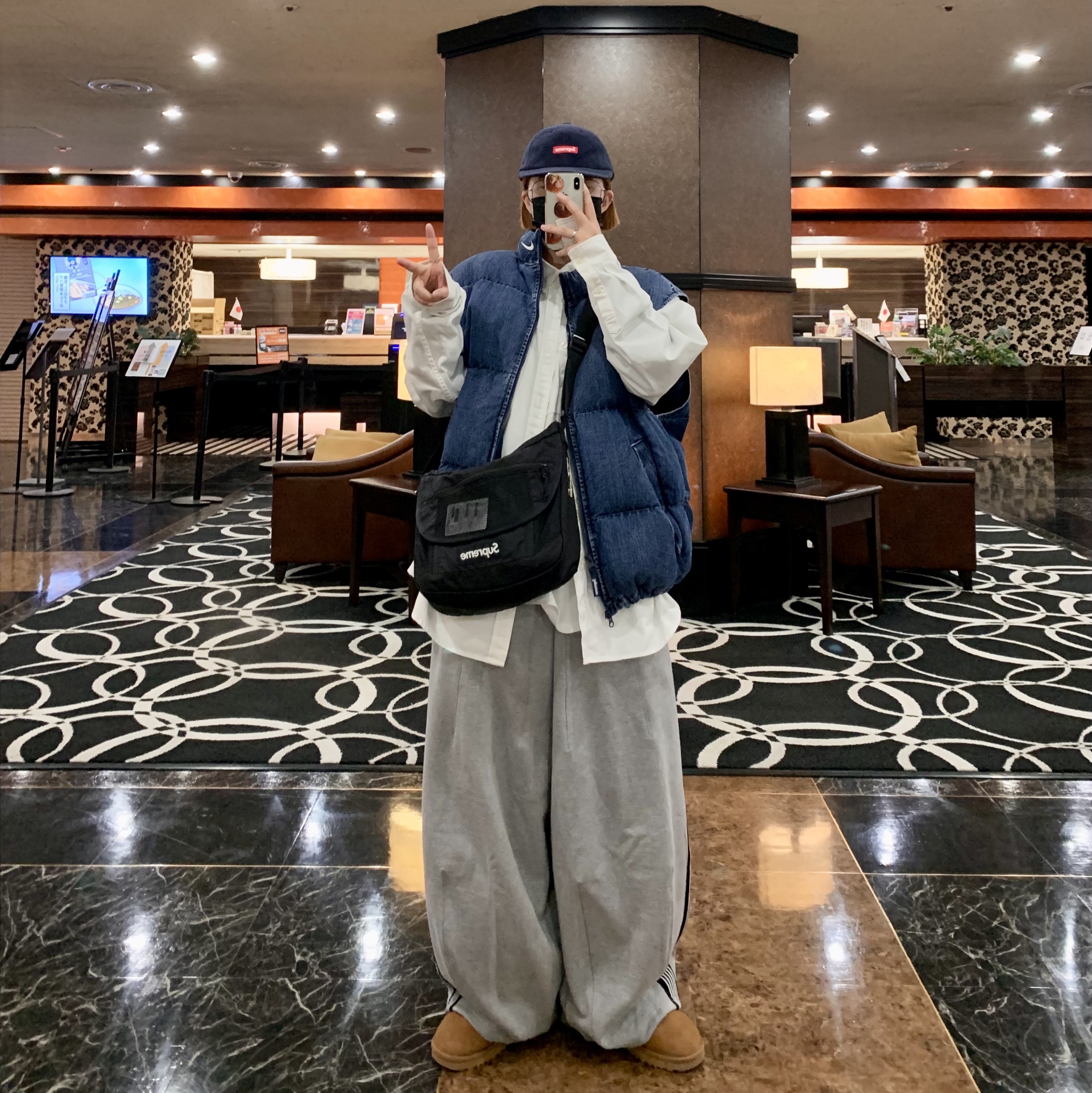Supreme x Nike Denim Puffer Vest Indigo - 24SS, Supreme Small Messenger Bag Black - 22SS 착용 스타일
