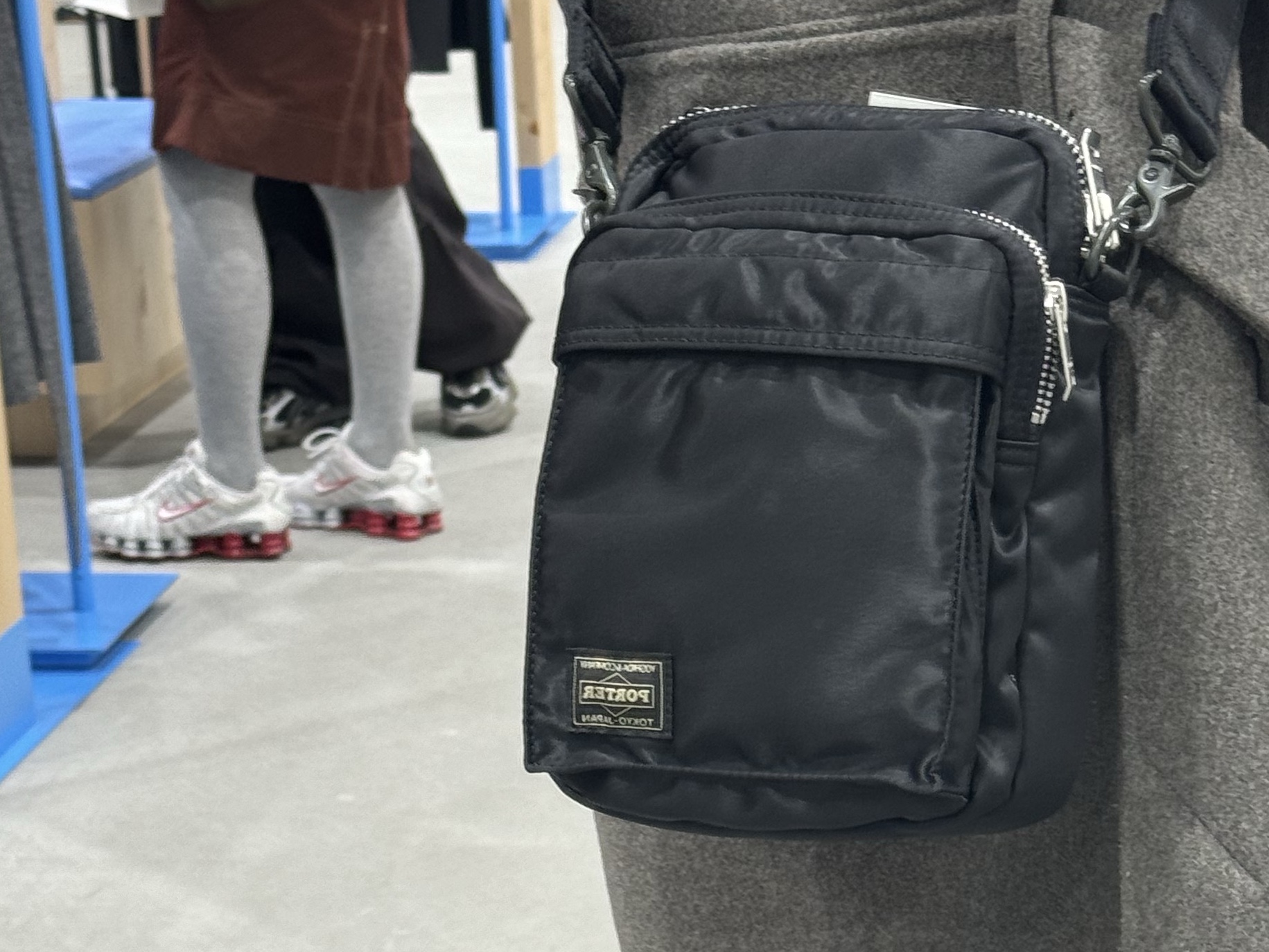 Porter All New Tanker Vertical Bag Black 착용 스타일