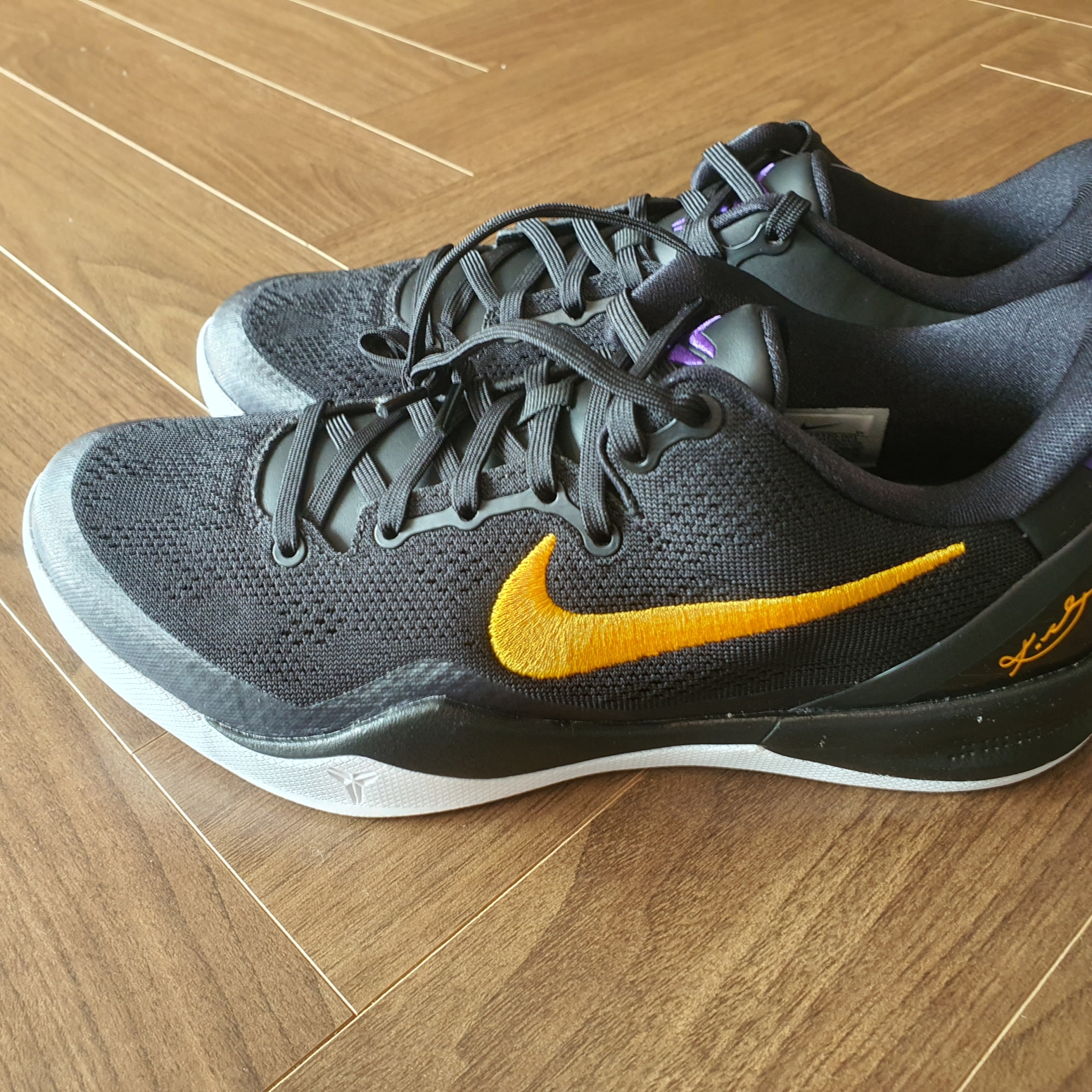 Nike Kobe 8 Protro Black and University Gold 착용 스타일