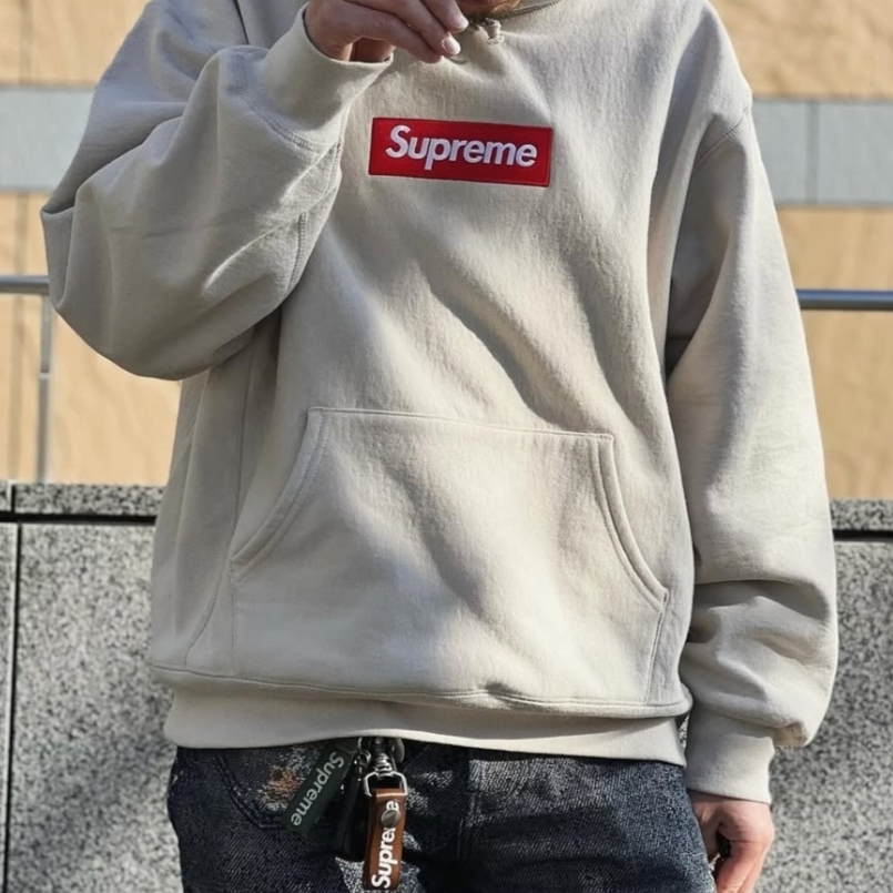 Supreme Box Logo Hooded Sweatshirt Stone - 24FW 착용 스타일 - 3
