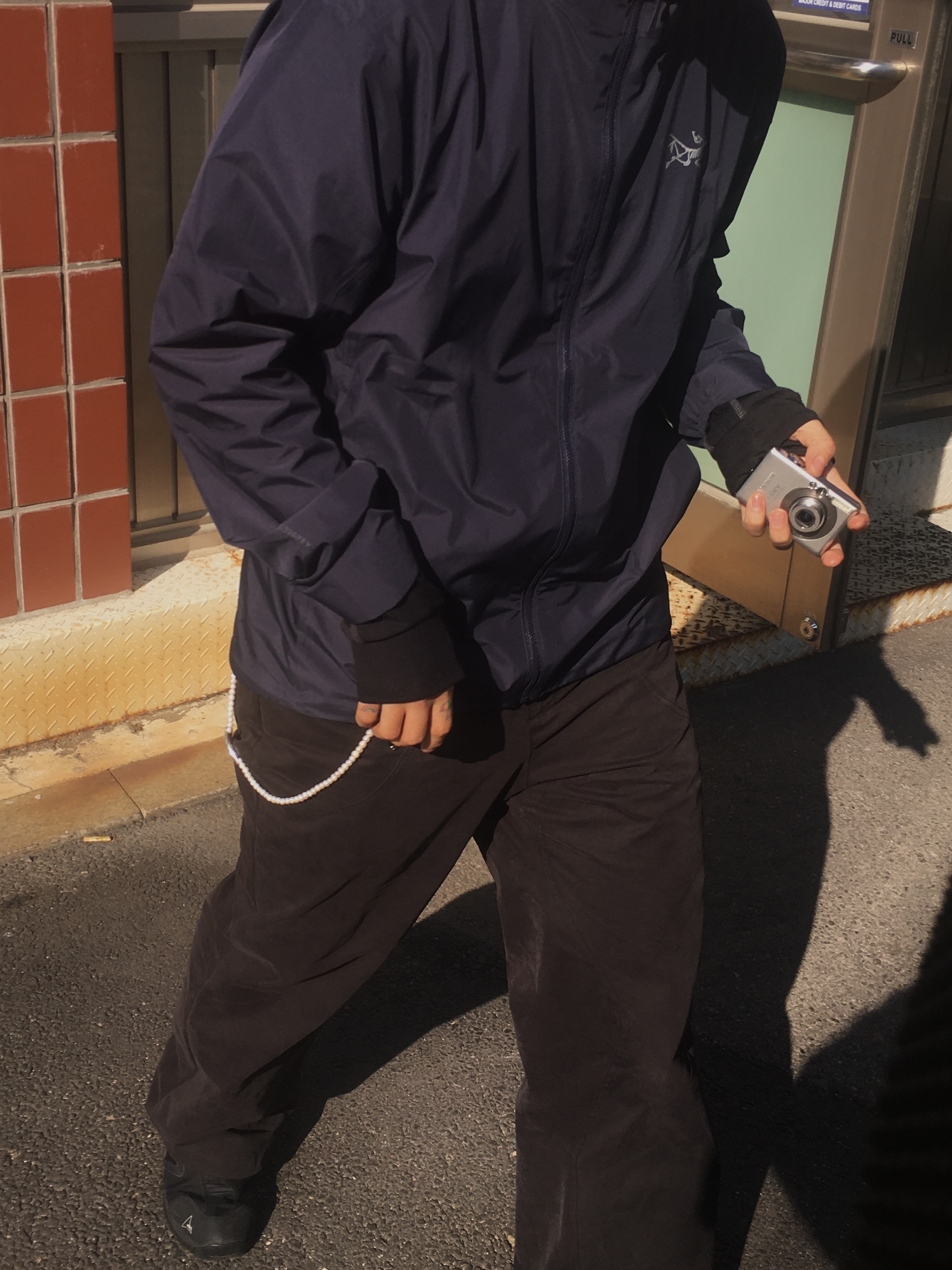 Arc'teryx Solano Jacket Black Sapphire 착용 스타일 - 3