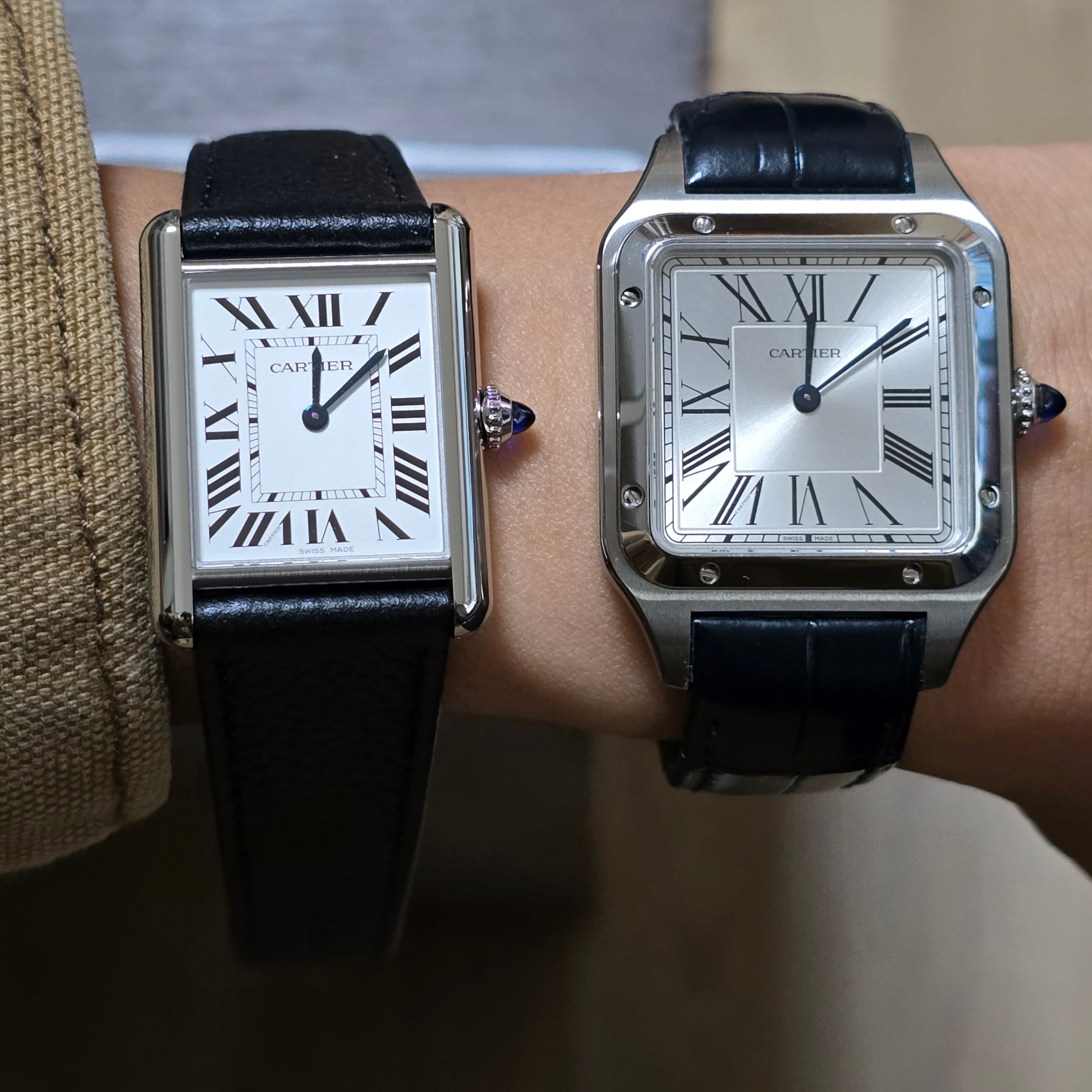 Cartier Santos Dumont Watch Large Quartz Steel Alligator Leather Navy Blue, Cartier Tank Must Watch Large Quartz Steel Calfskin Black 착용 스타일