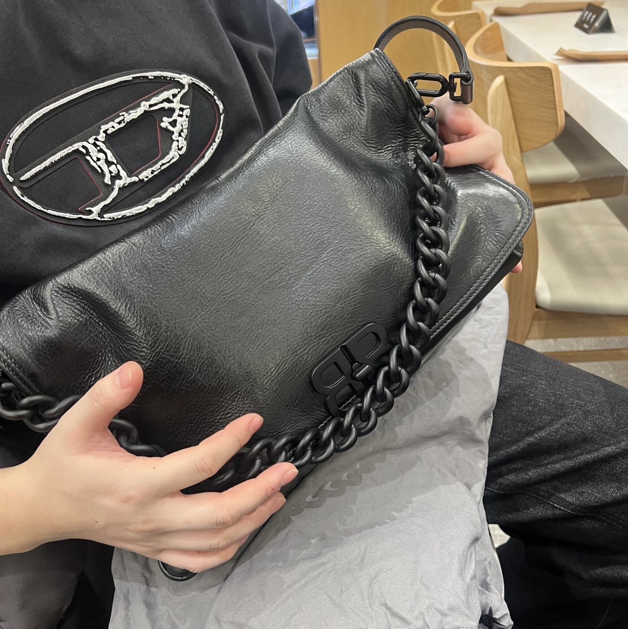 Balenciaga BB Soft Large Flap Bag Black 착용 스타일 - 1