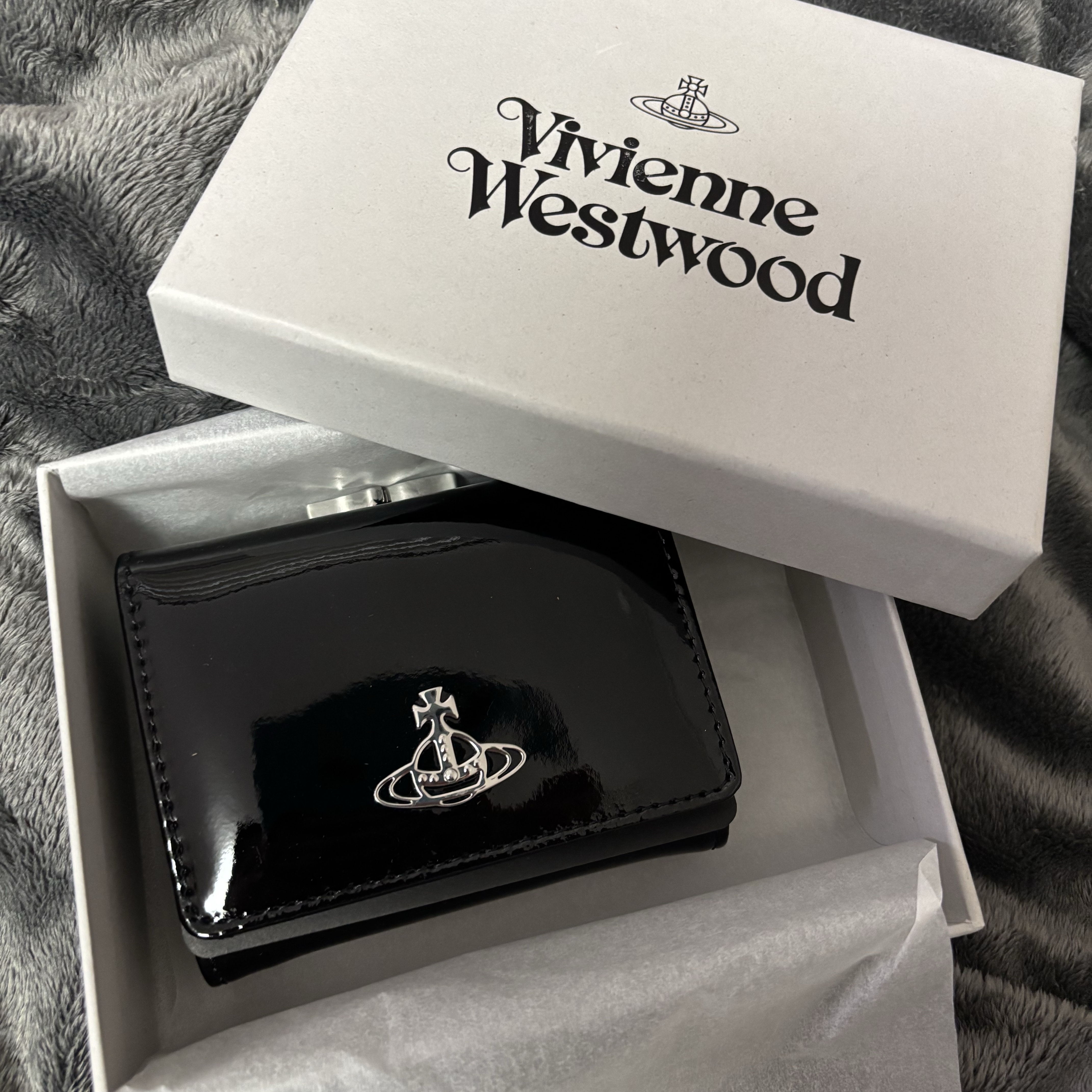 Vivienne Westwood Shiny Patent Small Frame Wallet Black 착용 스타일