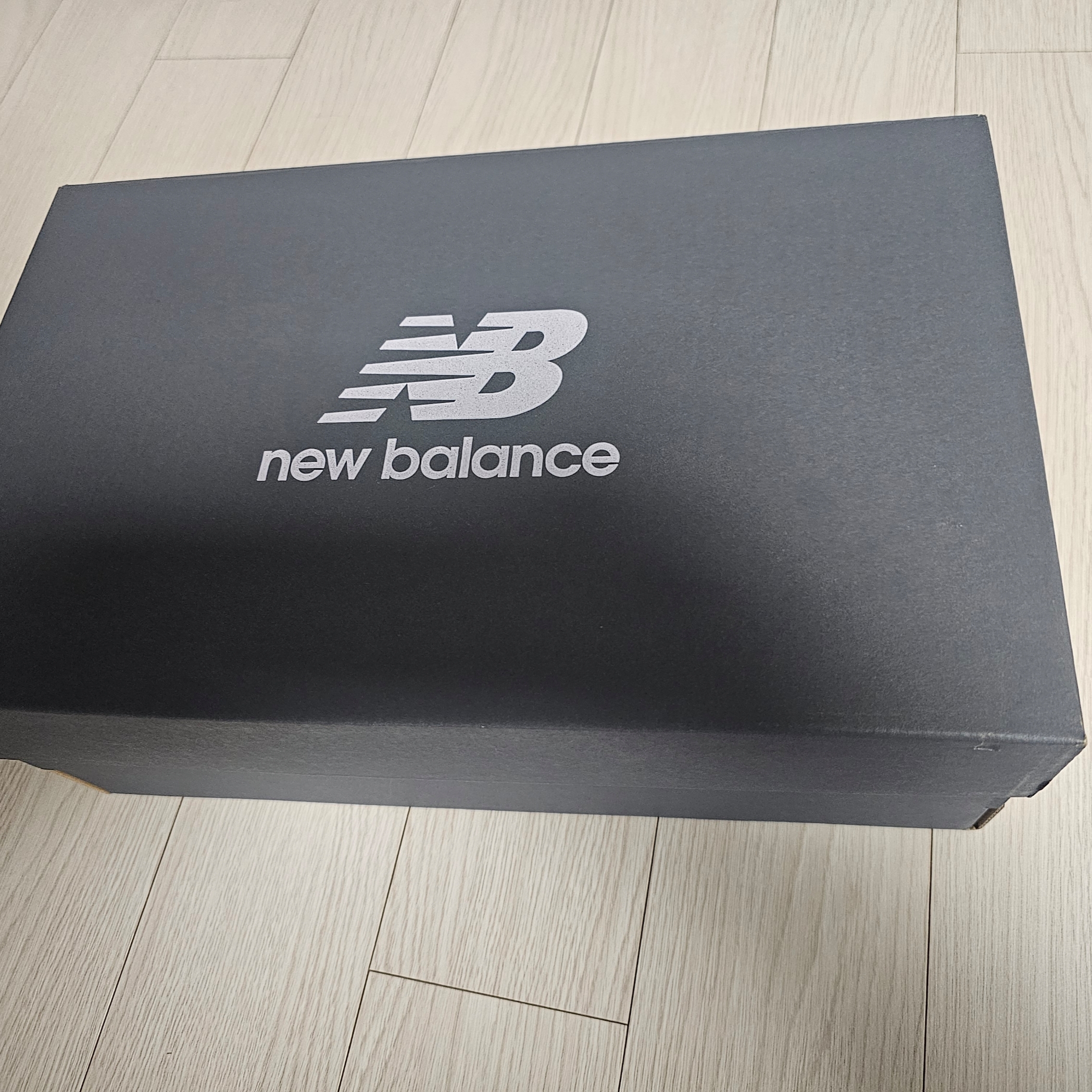 New Balance 2002R Premium Vintage Navy Grey 착용 스타일 - 1