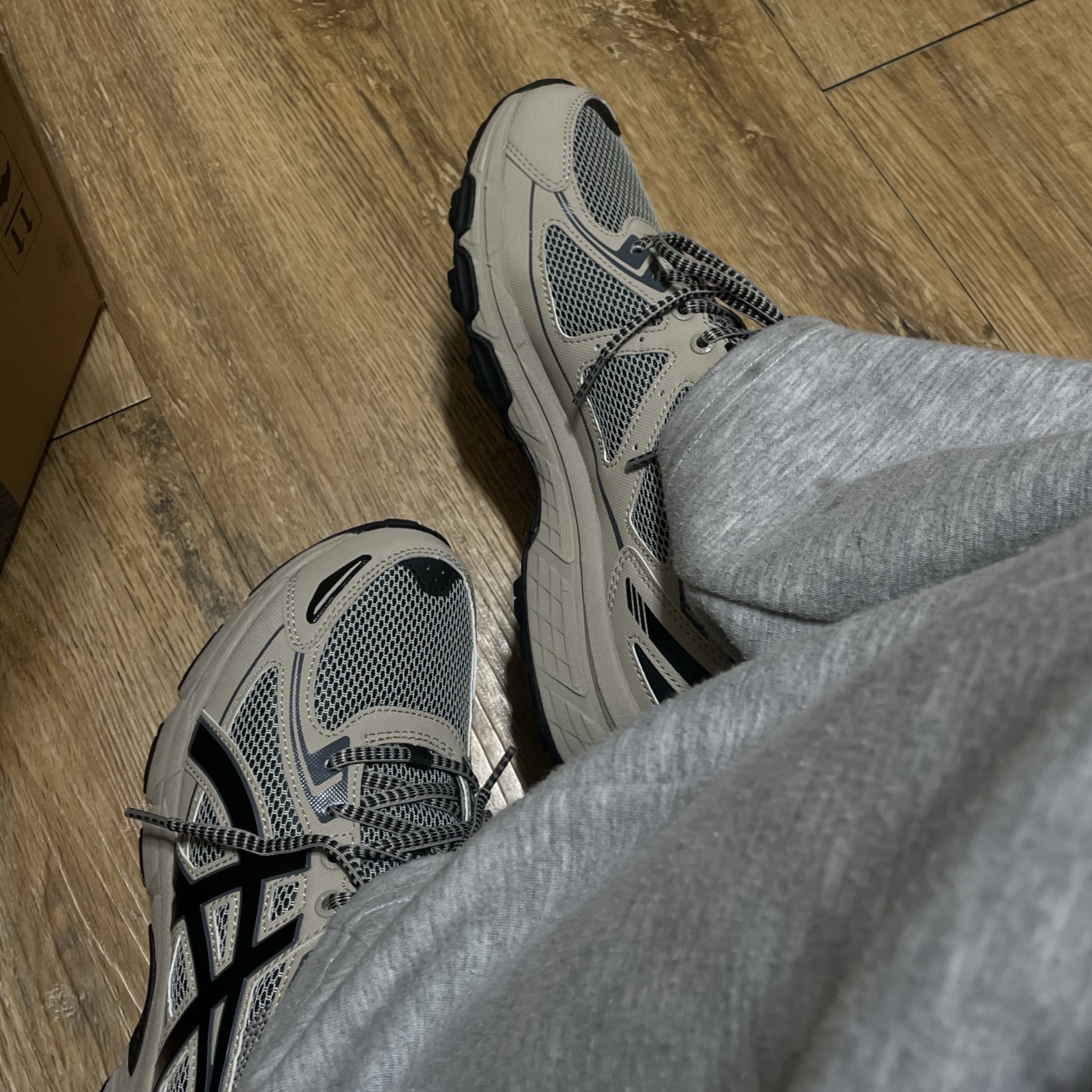 Asics Gel-Venture 6 Feather Grey Black 착용 스타일