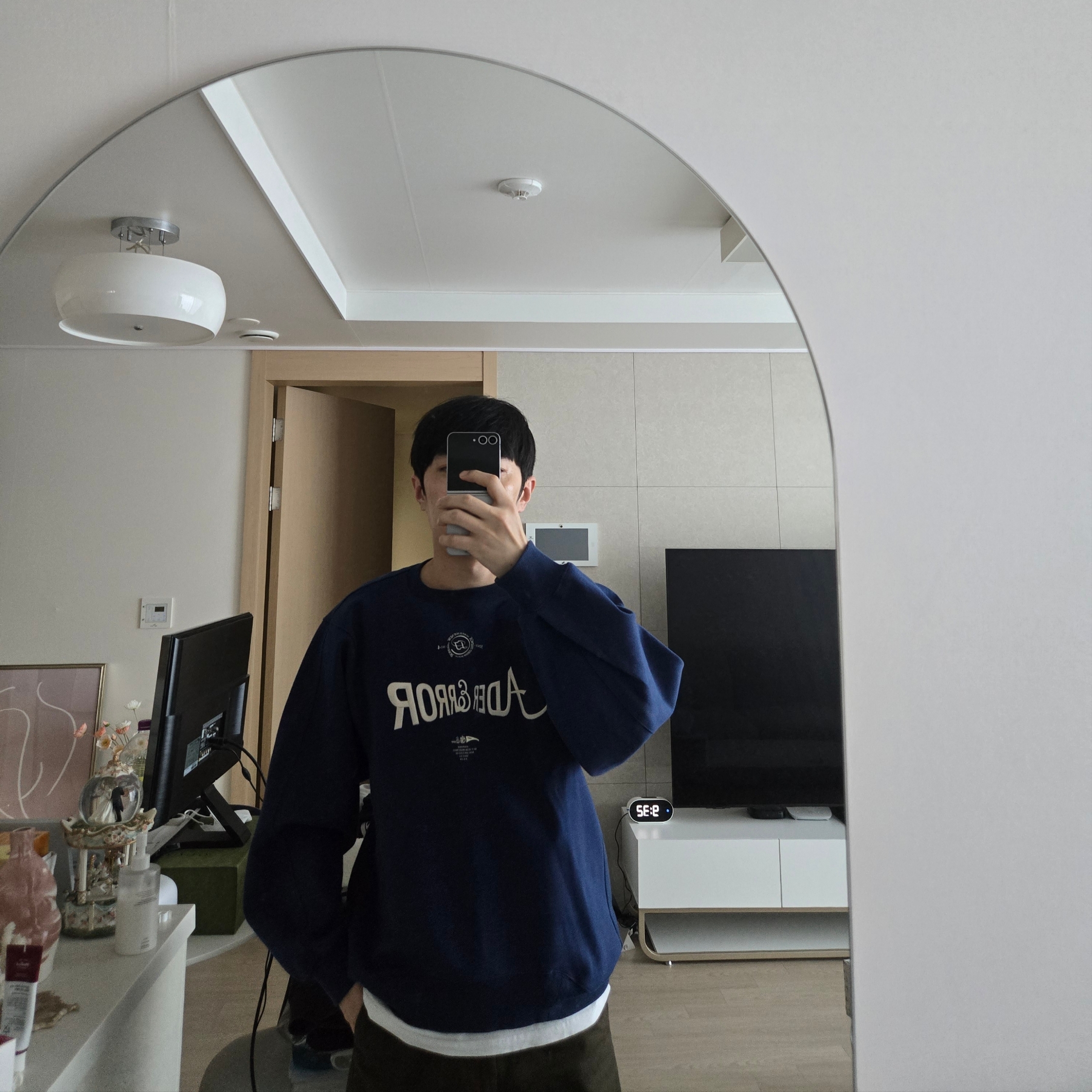 Ader Error Verif Logo Sweatshirt Navy 착용 스타일