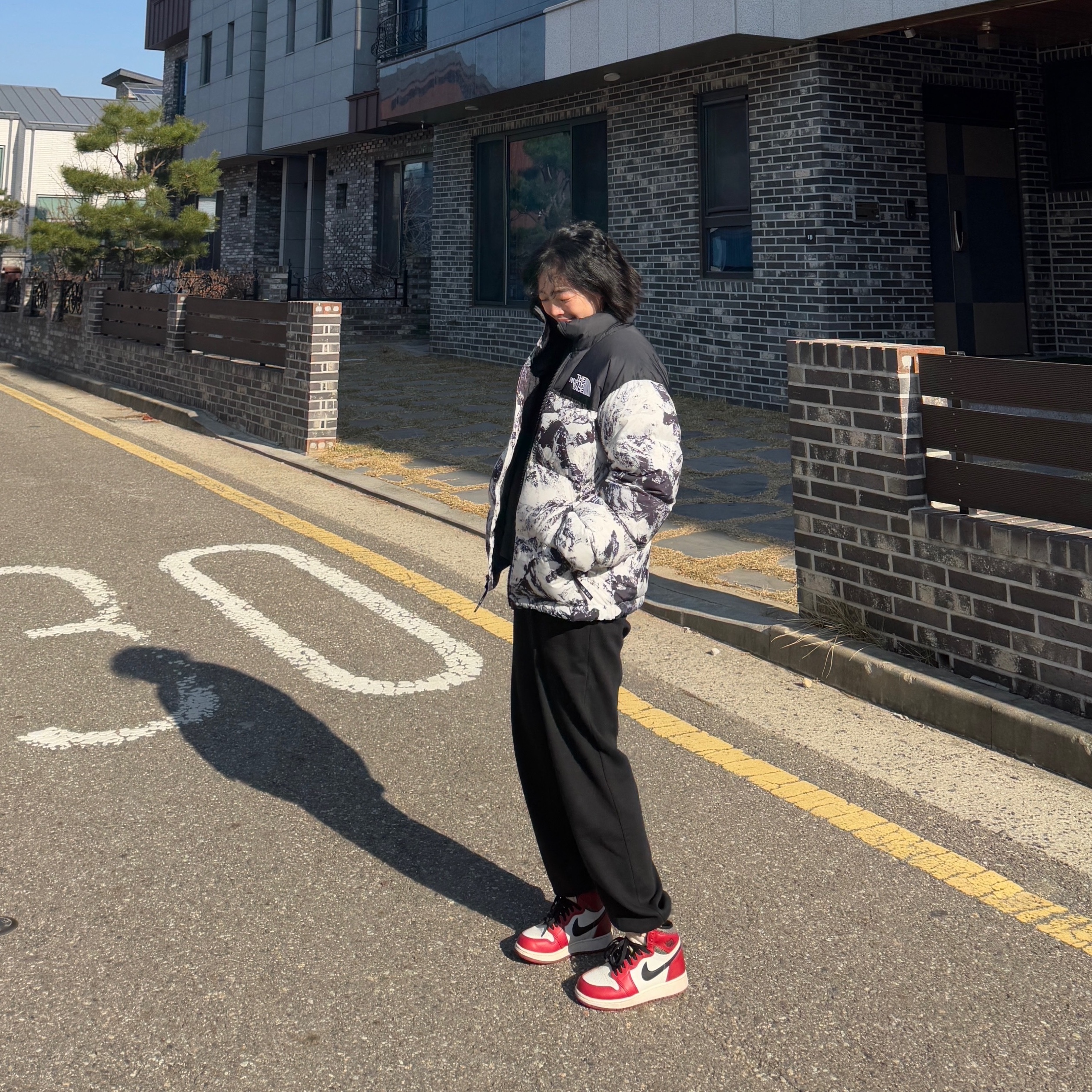 (GS) Jordan 1 Retro High OG Chicago 2022, The North Face 1996 Novelty Nuptse Jacket Nutral Gray 착용 스타일 - 2
