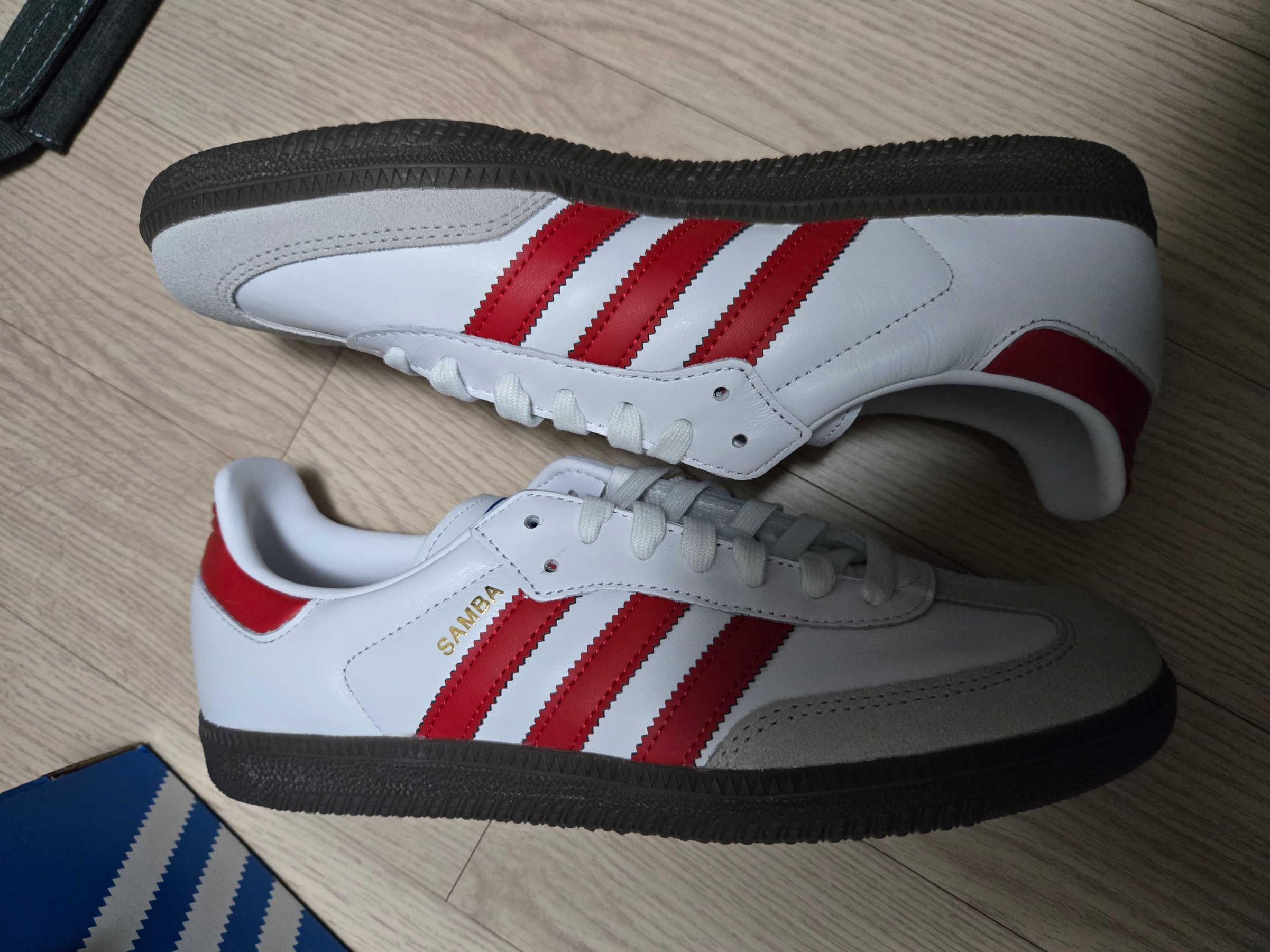 Adidas Samba OG White Better Scarlet 착용 스타일
