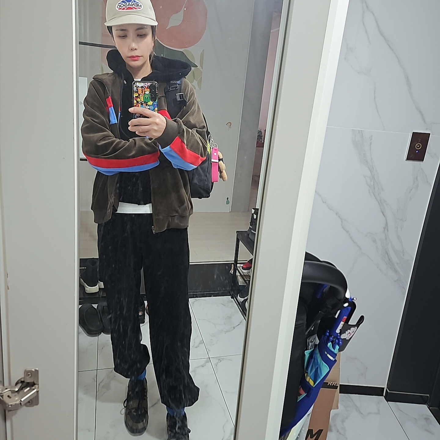Jordan x Travis Scott Jumpman Jack TR Black and Dark Mocha, Supreme x Martine Rose Velour Track Jacket Brown - 24FW 착용 스타일 - 2