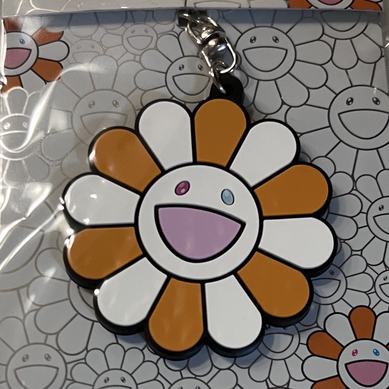 Kaikai Kiki Flower Rubber Keyring Orange White 착용 스타일