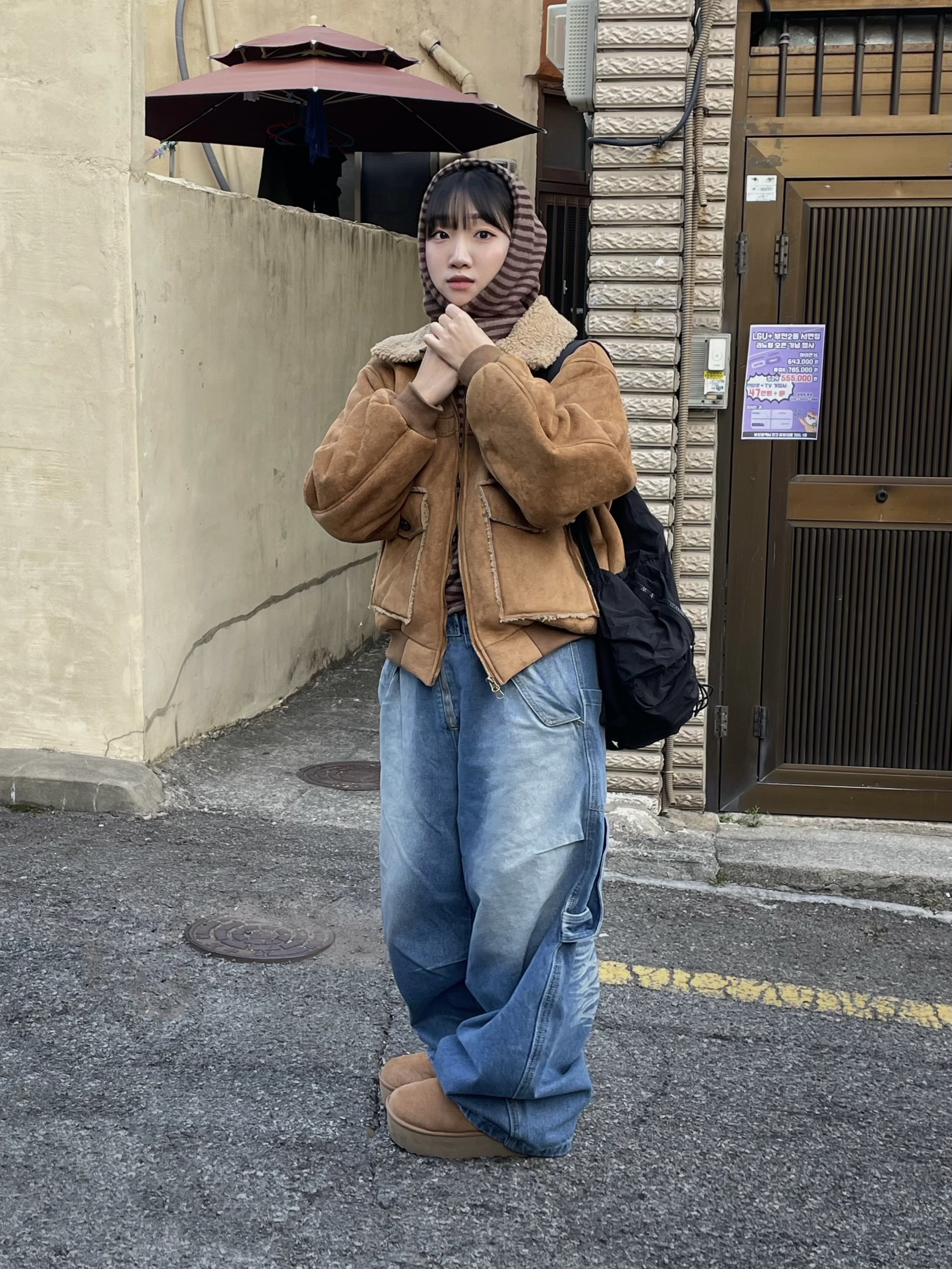 (W) UGG Classic Ultra Mini Platform Boots Chestnut 착용 스타일 - 3