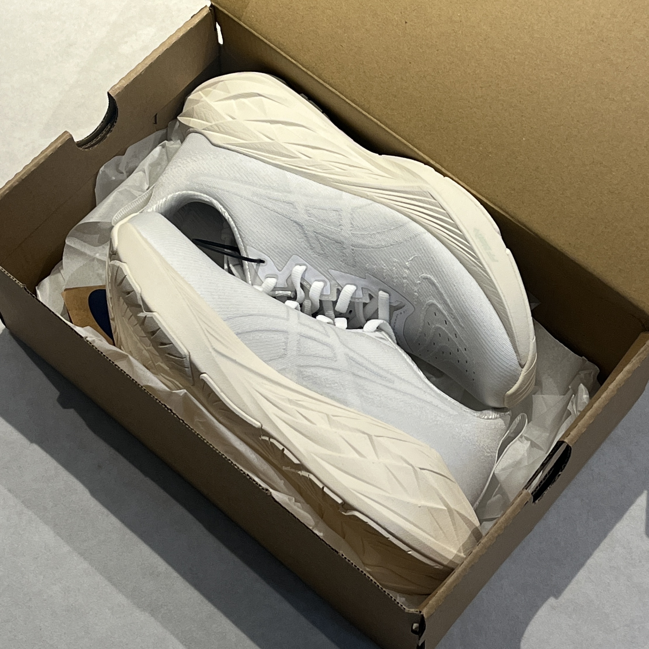 (W) Asics Novablast 4 White 착용 스타일 - 1