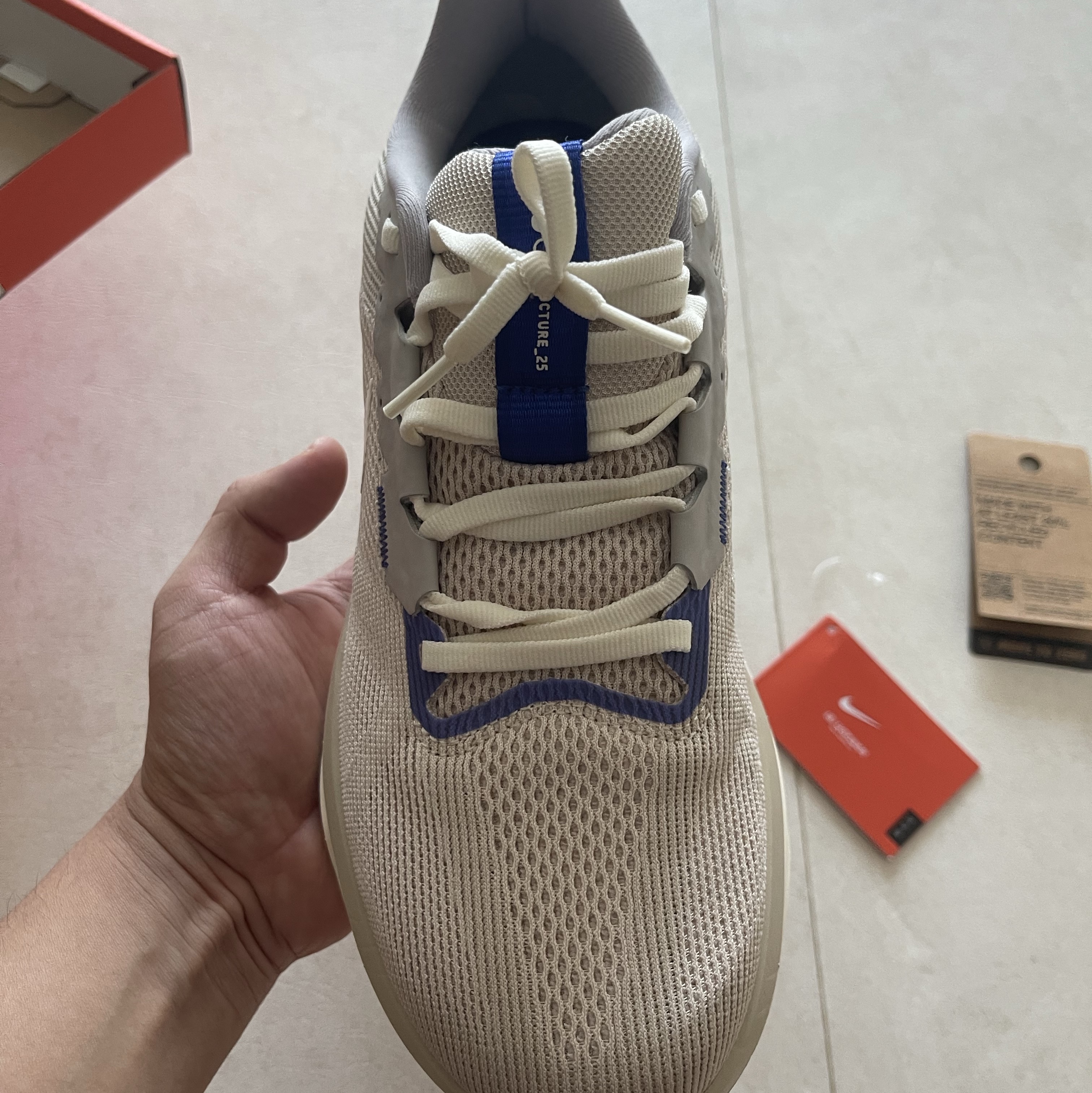Nike Structure 25 Light Iron Ore Total Orange 착용 스타일 - 2