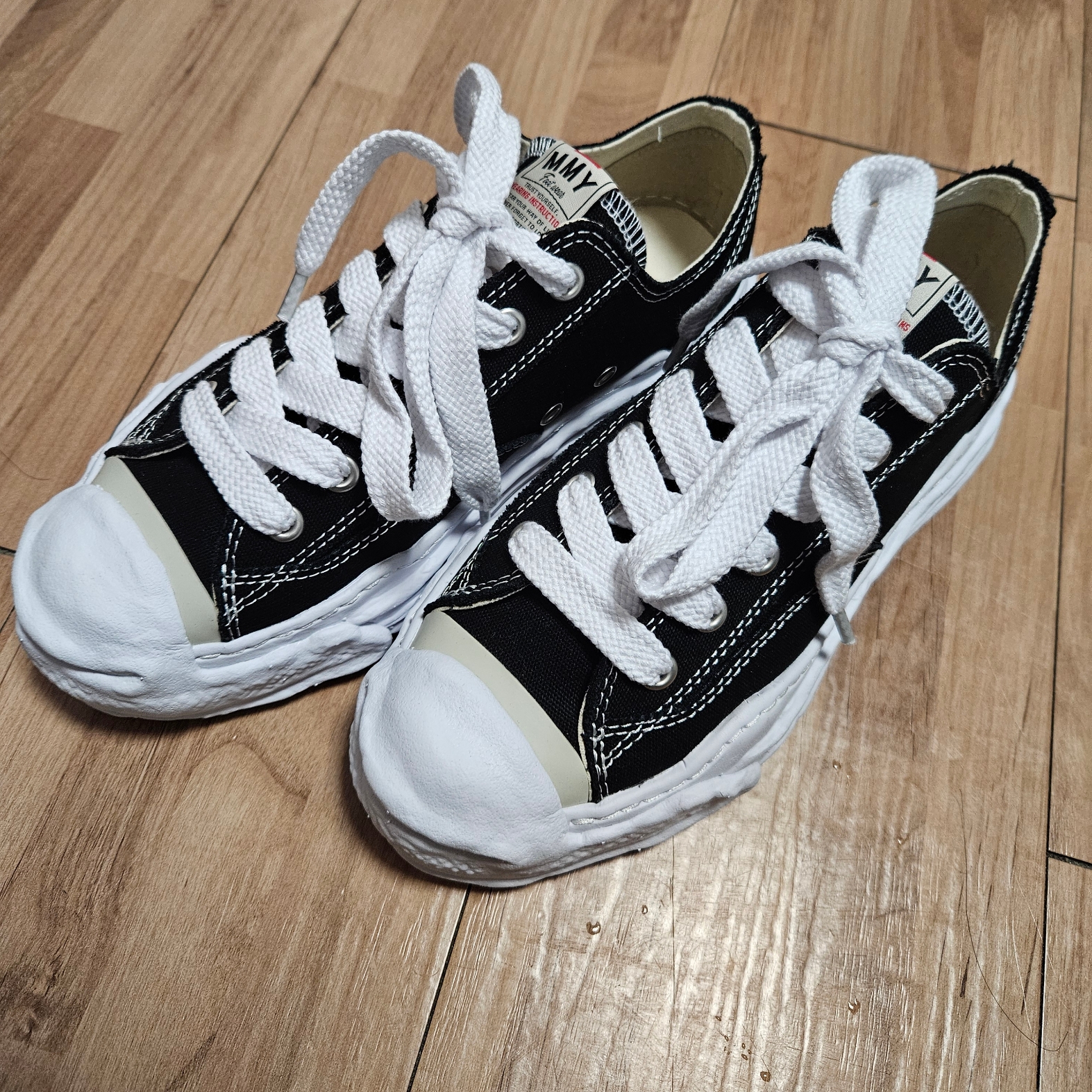 Maison Mihara Yasuhiro Hank OG Sole Canvas Low-top Sneakers Black 착용 스타일