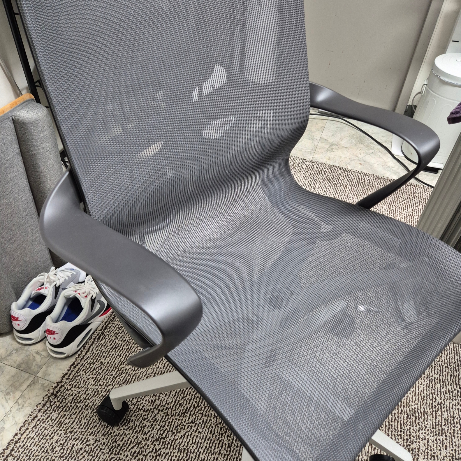 [10% 쿠폰] Herman Miller Setu Chair Graphite 착용 스타일