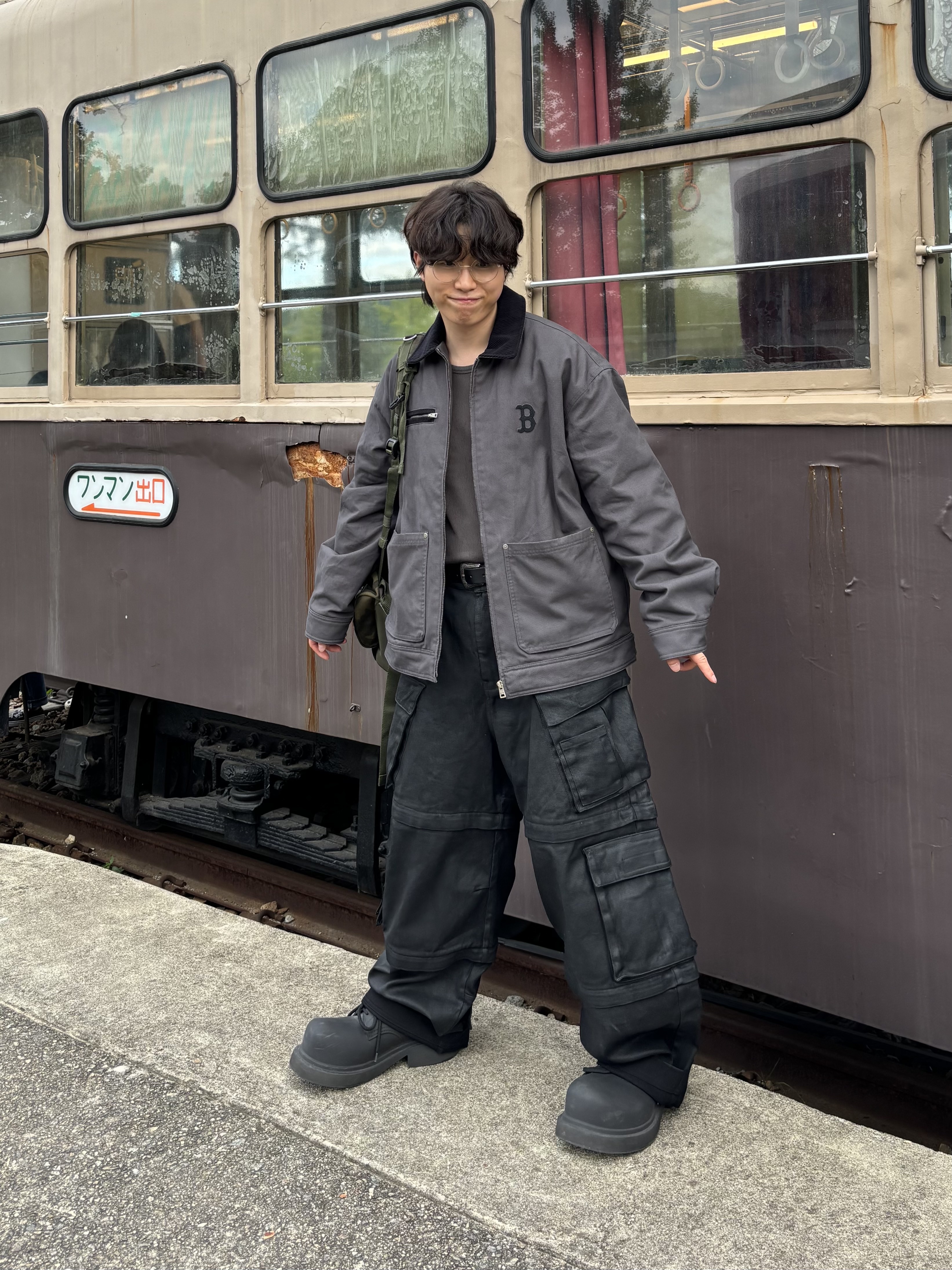 Project G/R Oversized Convertible Cargo Pants Coated Black, Balenciaga Steroid Derby Black 착용 스타일 - 1
