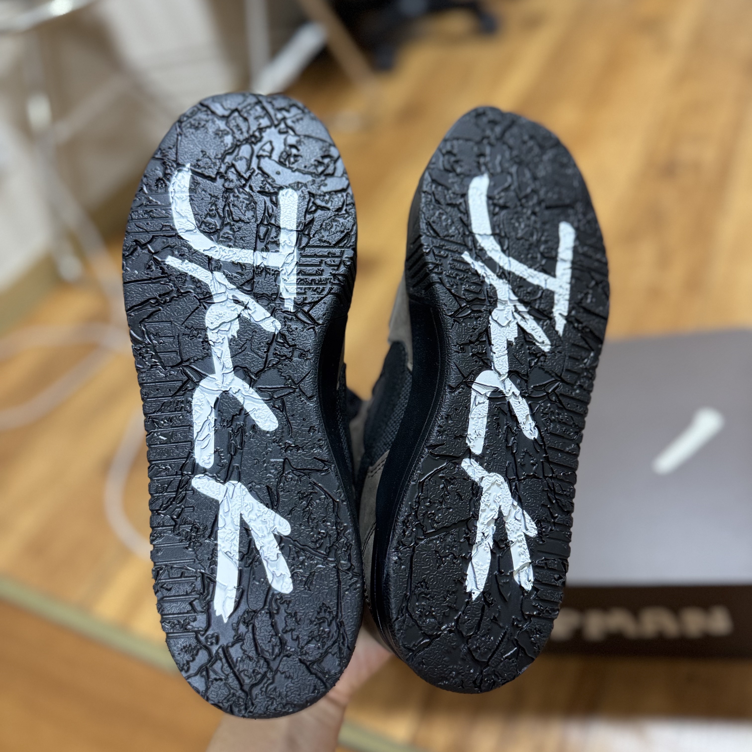 Jordan x Travis Scott Jumpman Jack TR Black and Dark Mocha 착용 스타일 - 3