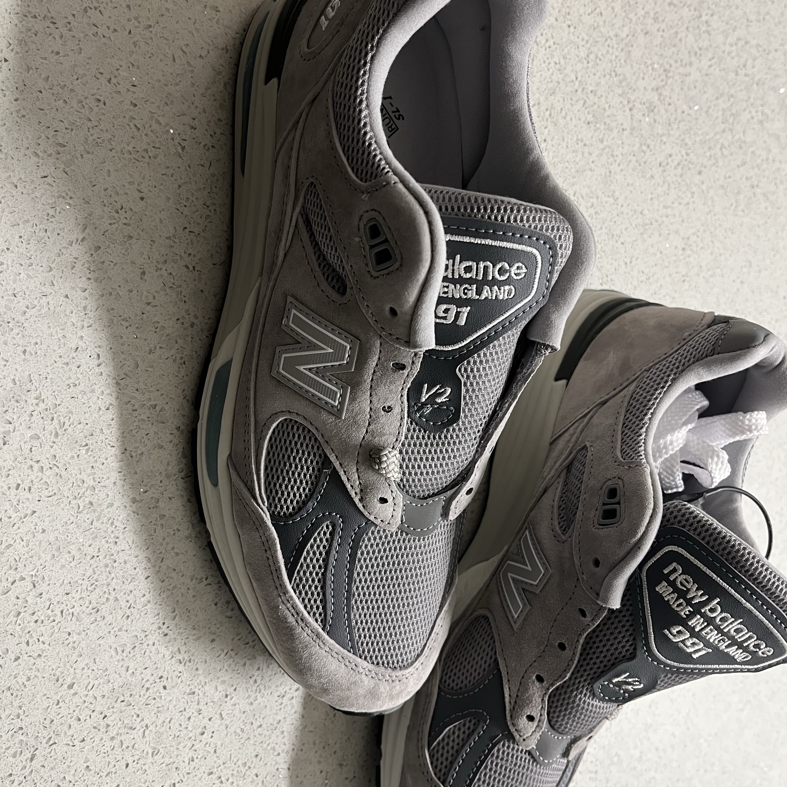 New Balance 991v2 Made in UK Rock Ridge Alloy Silver 착용 스타일
