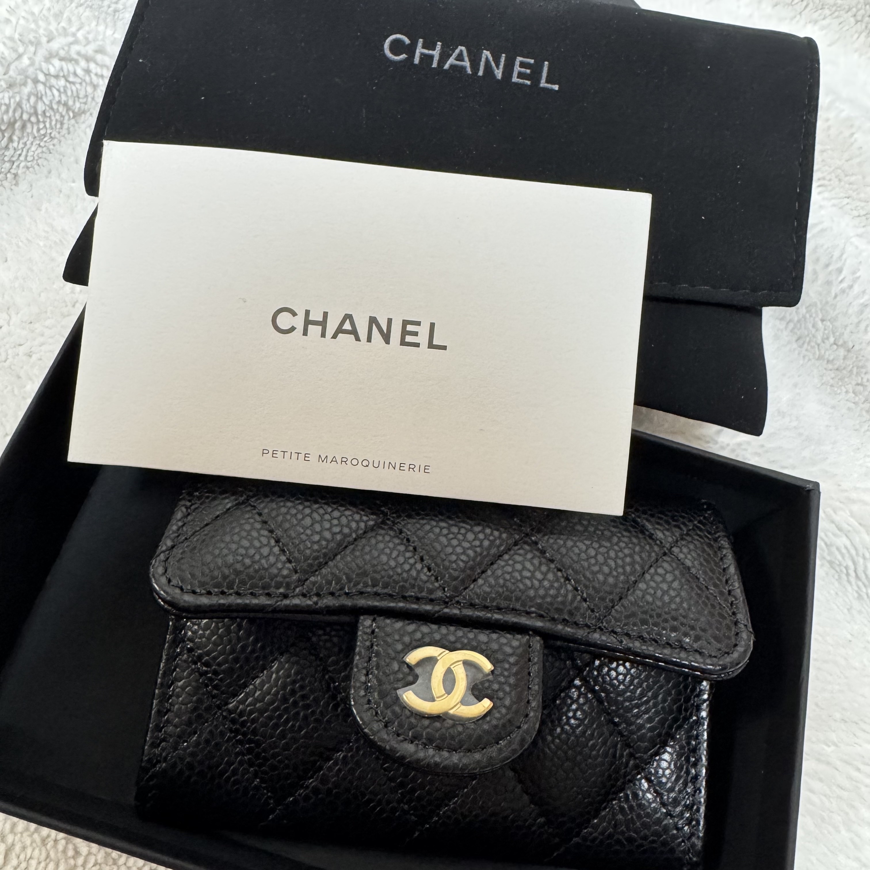 Chanel Classic Card Holder Grained Calfskin & Gold Black 착용 스타일 - 1