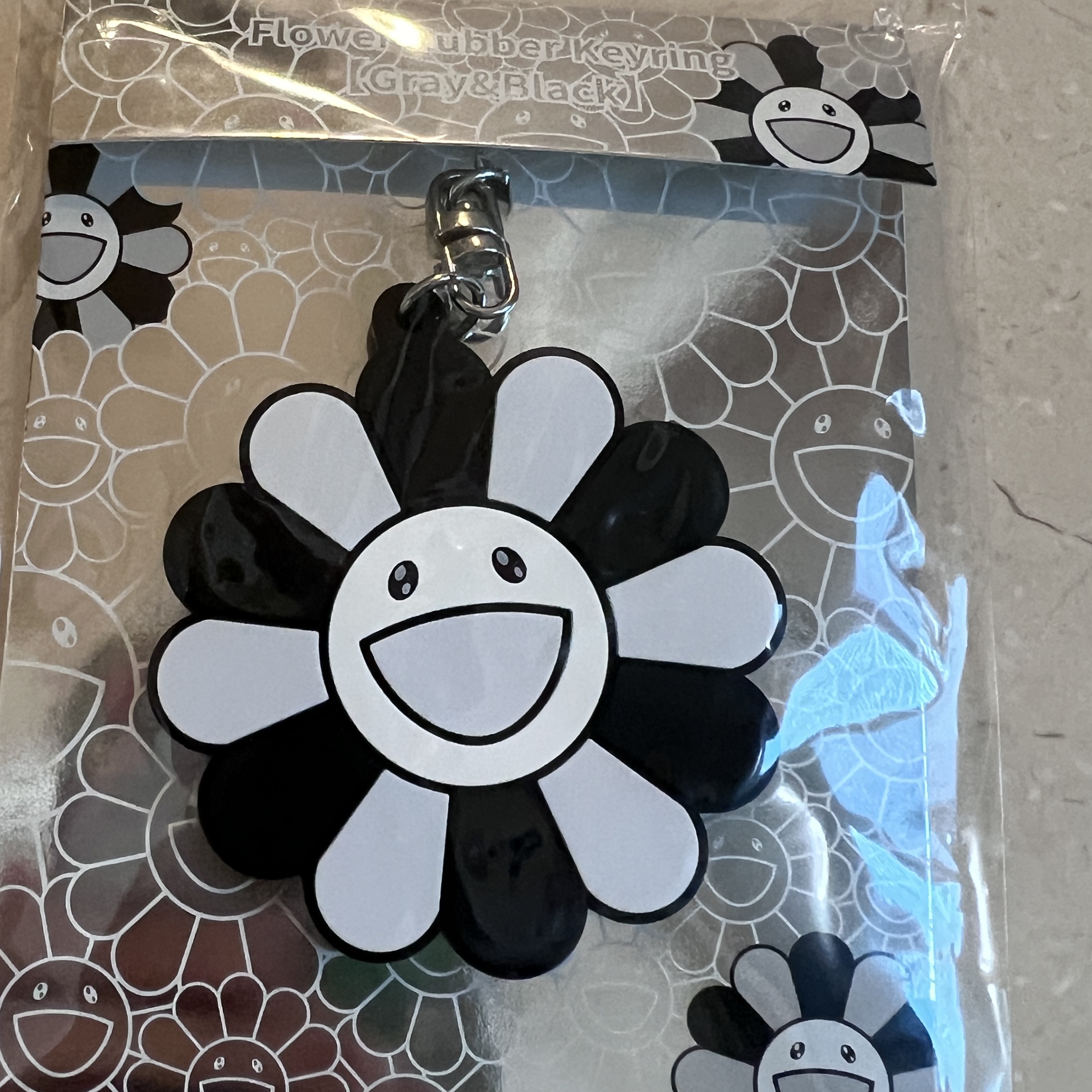 Kaikai Kiki Flower Rubber Keyring Gray Black 착용 스타일