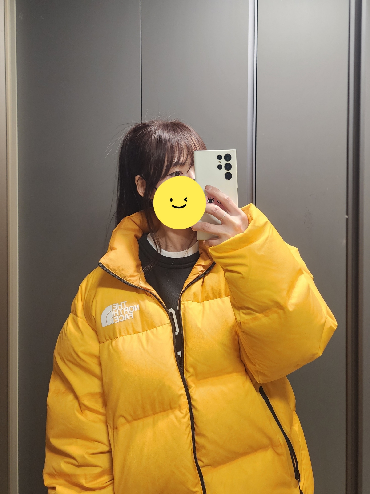 The North Face RMST Nuptse Jacket Summit Gold, Nike NSW Trend Fleece Crew Black Sail - Asia 착용 스타일 - 2
