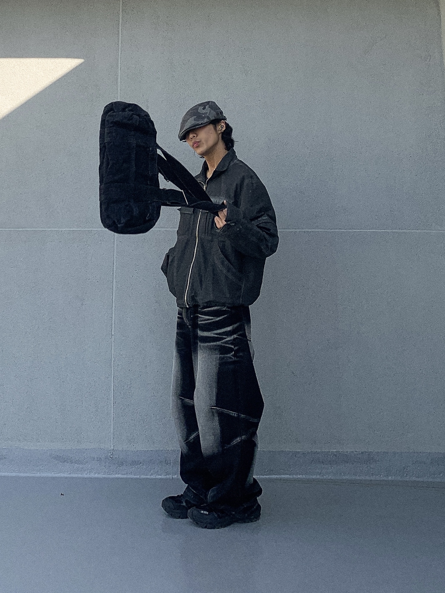 BLR Embossed Wave Washing Wide Denim Pants Black 착용 스타일 - 2