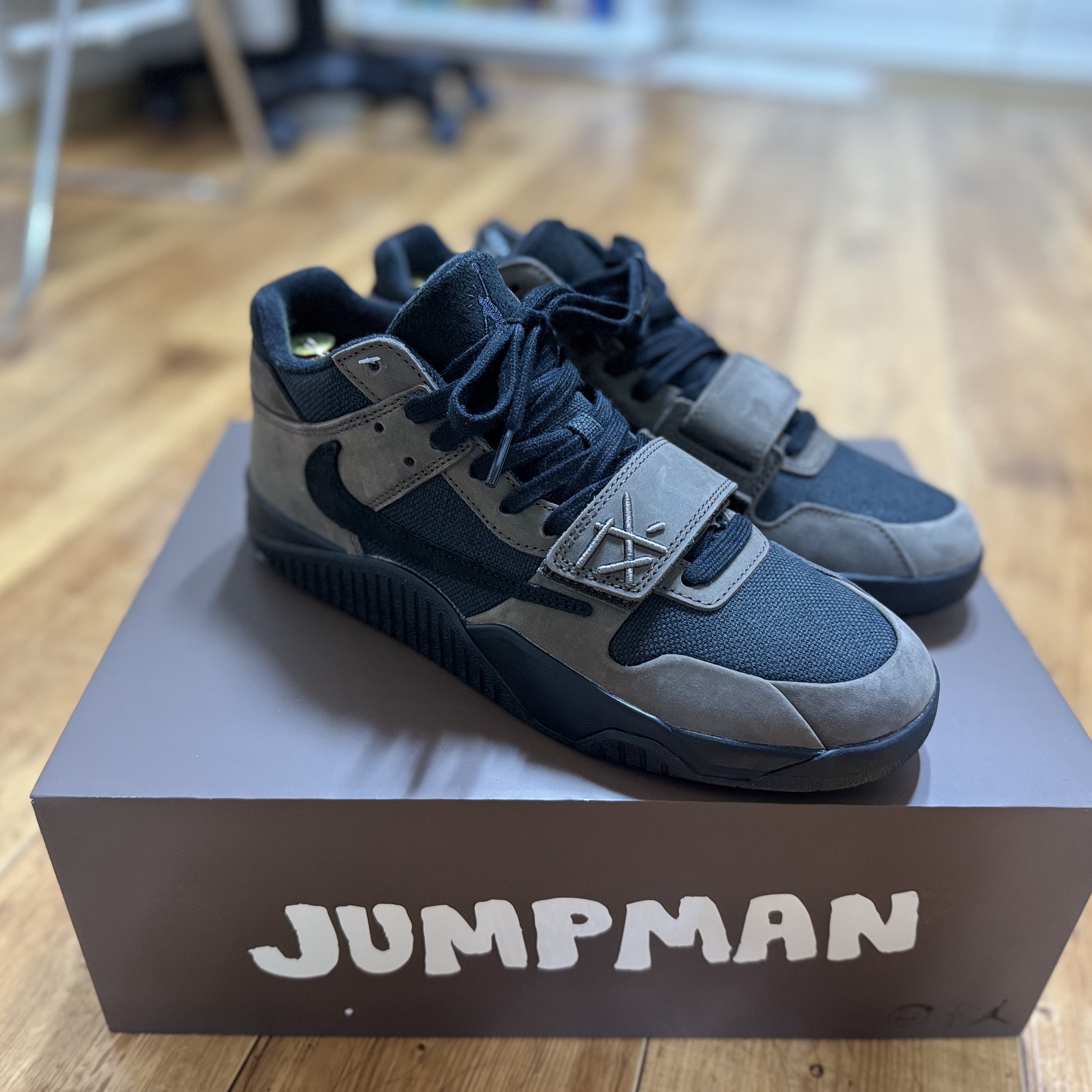 Jordan x Travis Scott Jumpman Jack TR Black and Dark Mocha 착용 스타일 - 1