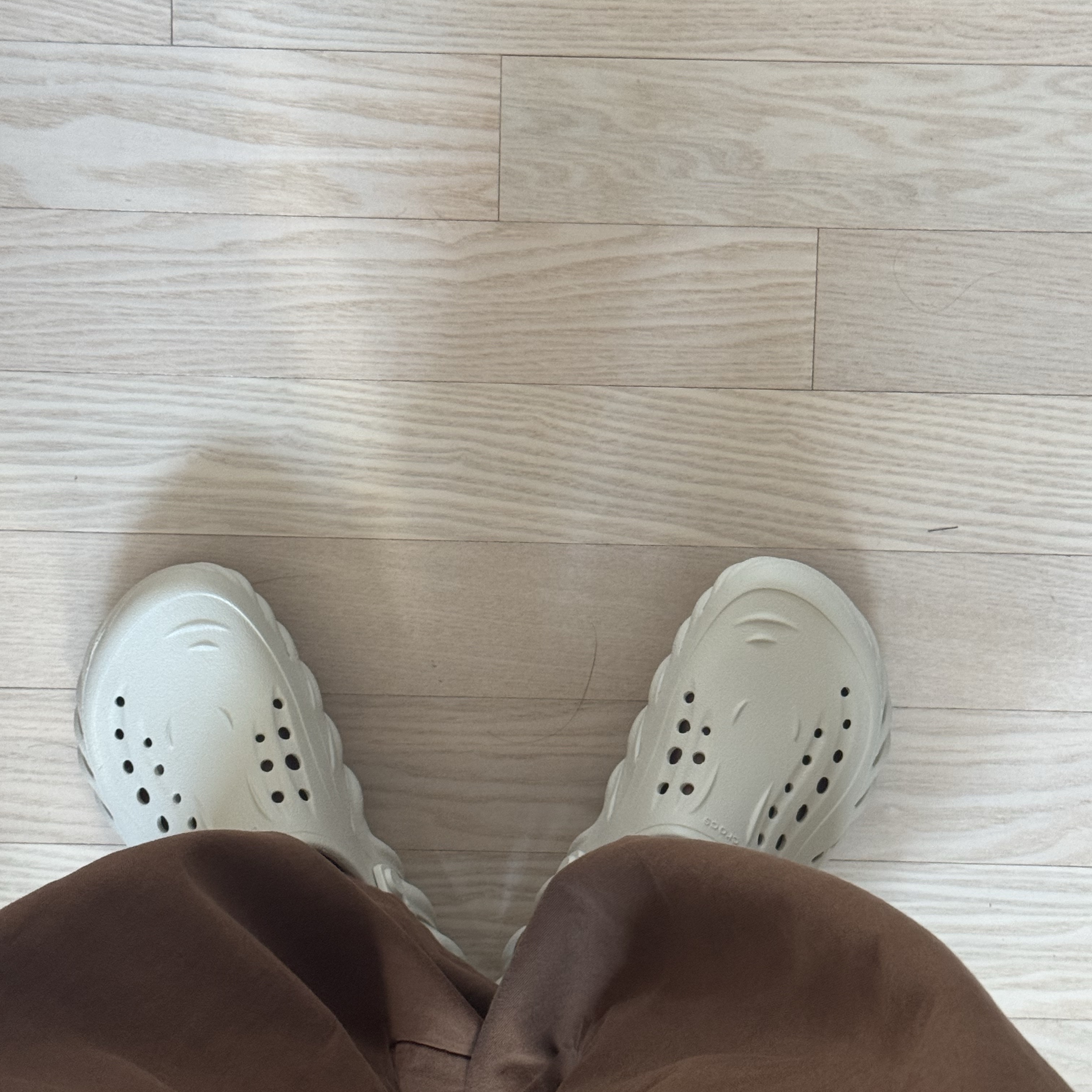 Crocs Echo Clog Bone Black 착용 스타일