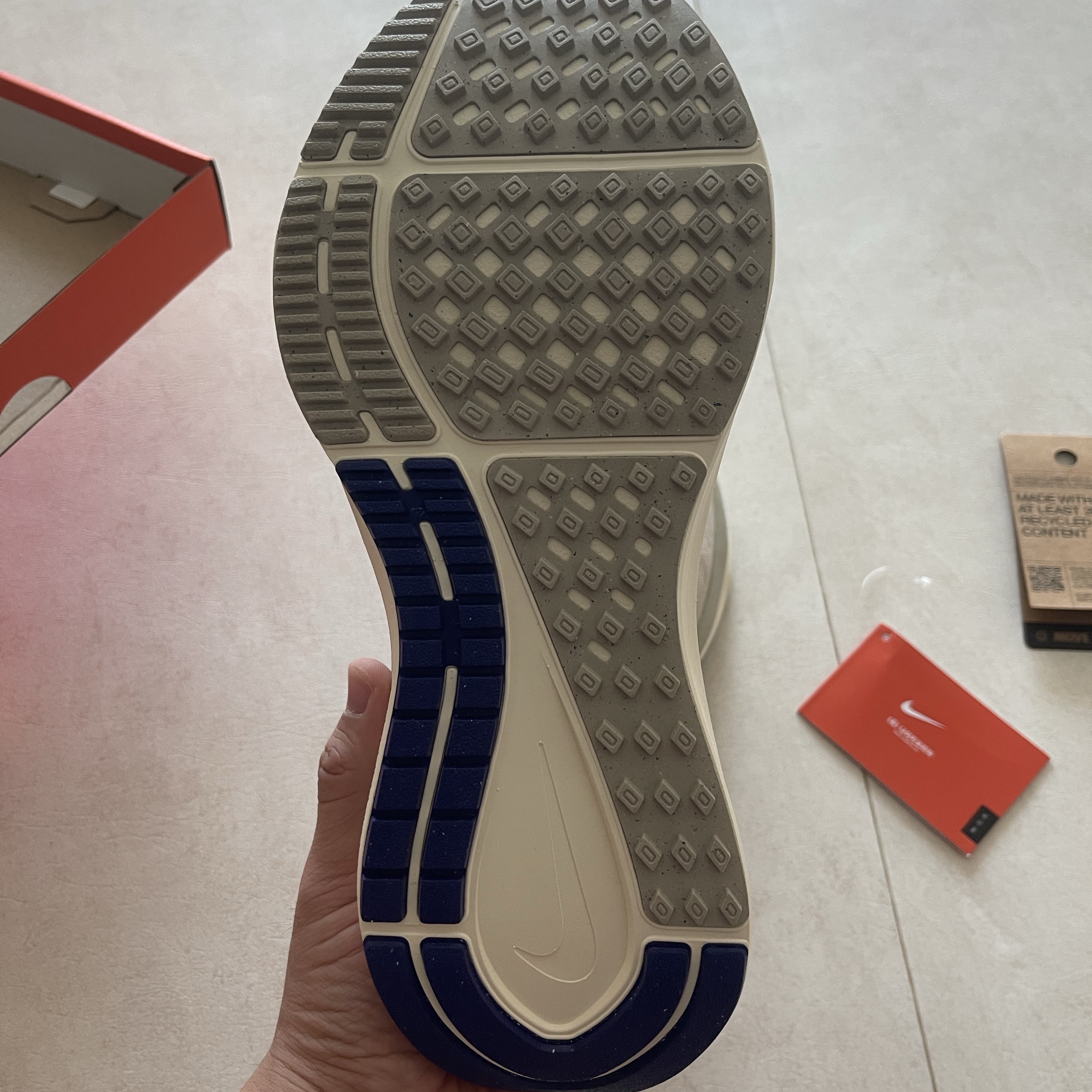Nike Structure 25 Light Iron Ore Total Orange 착용 스타일 - 4