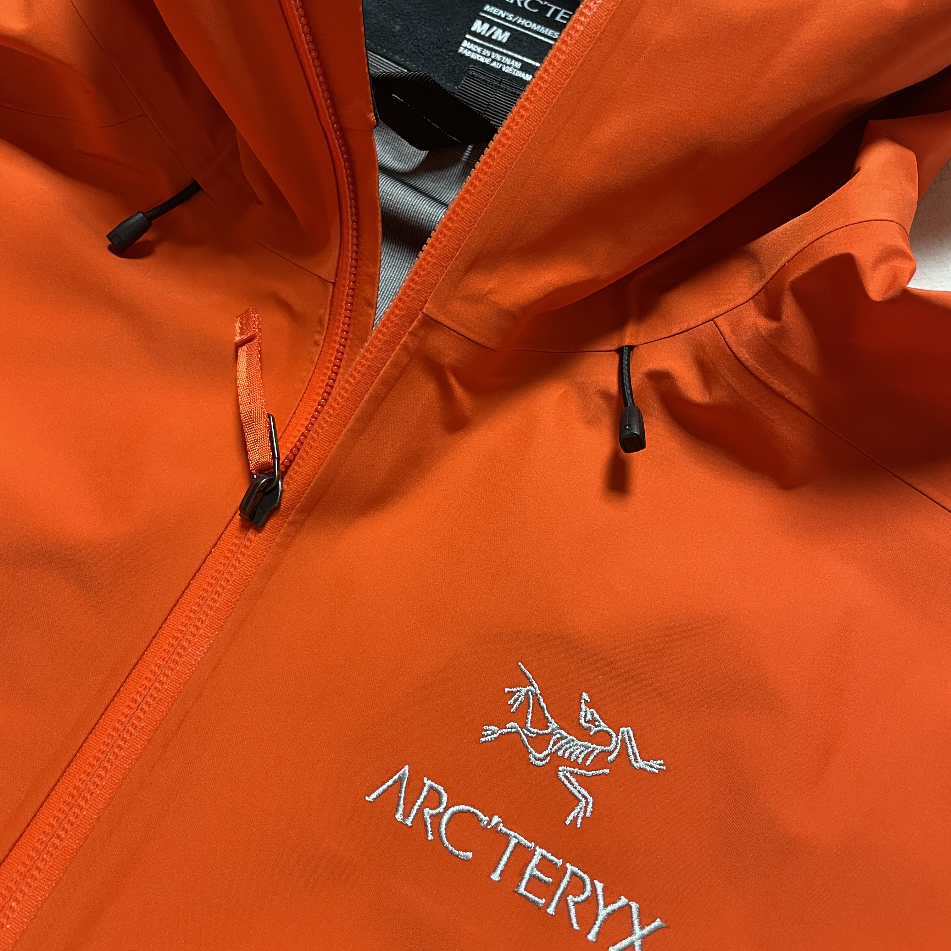 Arc'teryx Beta LT Jacket Phenom, Jordan 1 Retro High OG Bleached Coral 착용 스타일 - 1