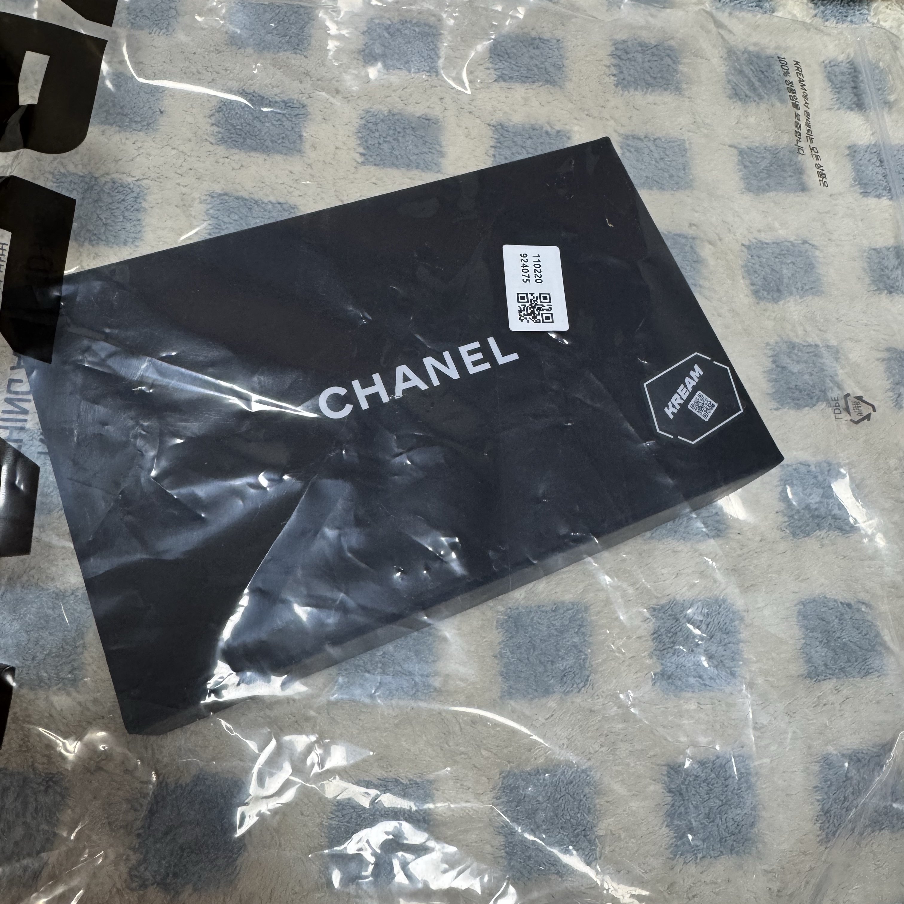 Chanel Classic Card Holder Grained Calfskin & Gold Black 착용 스타일 - 2