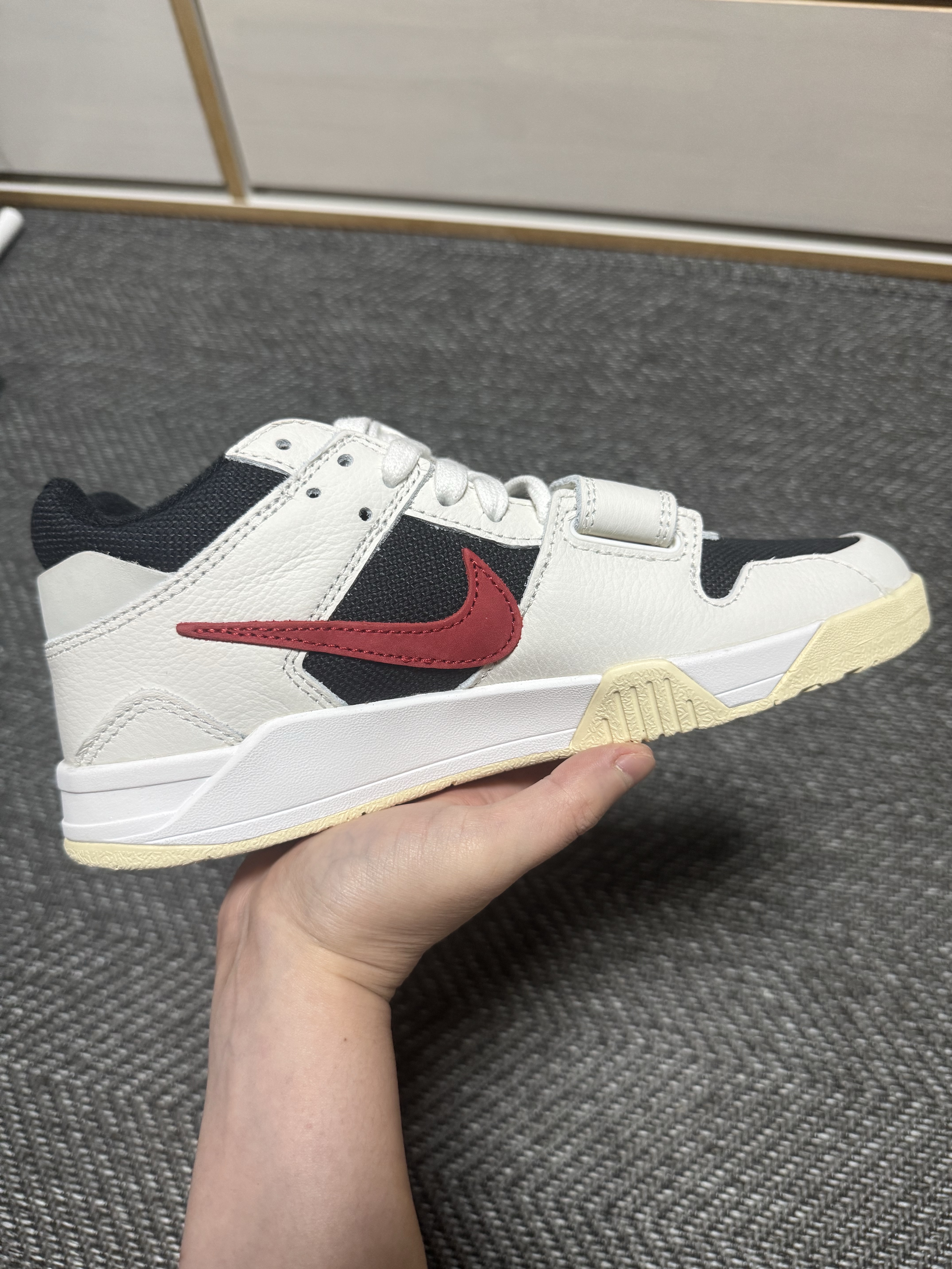Jordan x Travis Scott Jumpman Jack TR University Red 착용 스타일 - 2