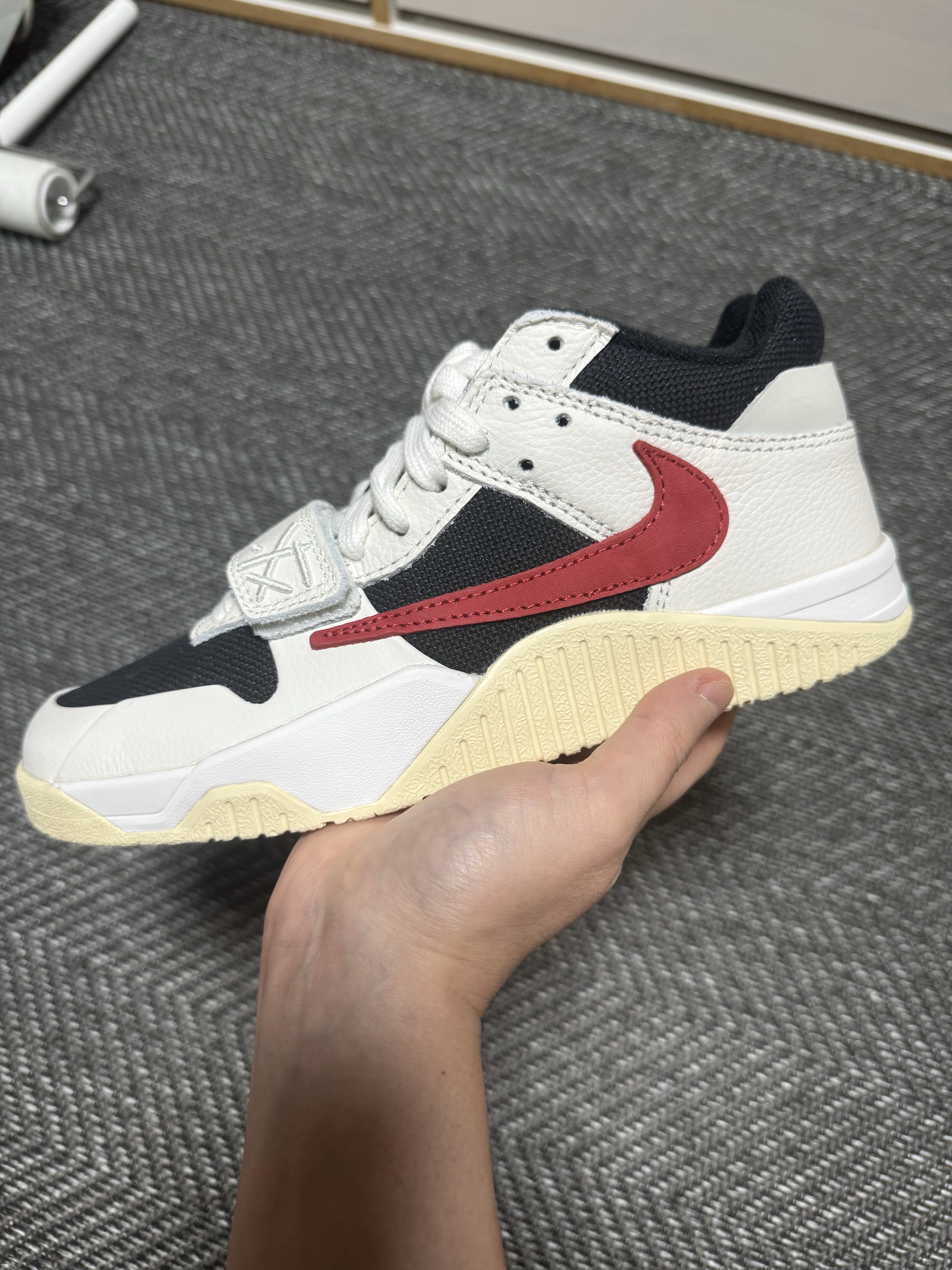 Jordan x Travis Scott Jumpman Jack TR University Red 착용 스타일 - 1