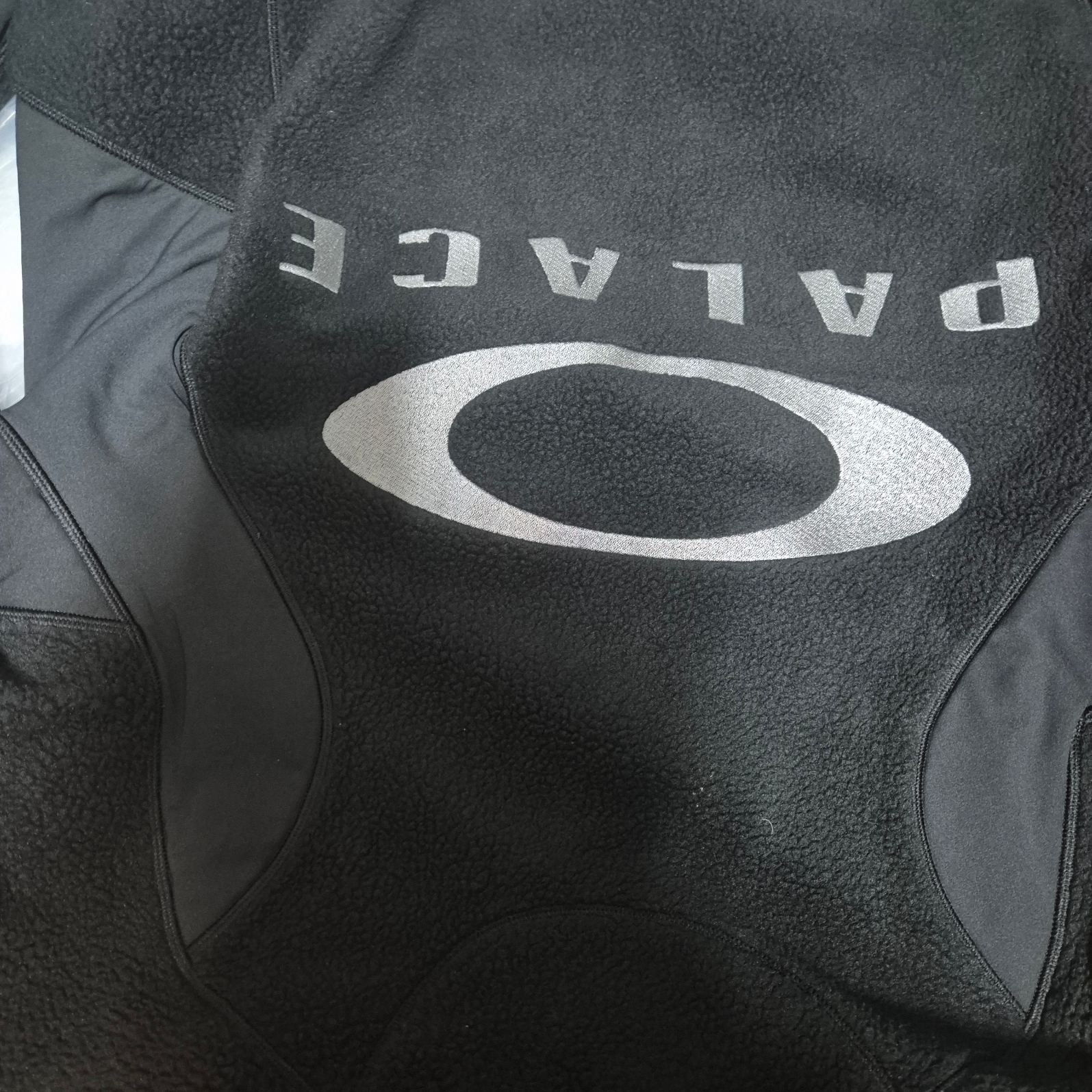 Palace x Oakley Fleece Black - 24FW 착용 스타일 - 2