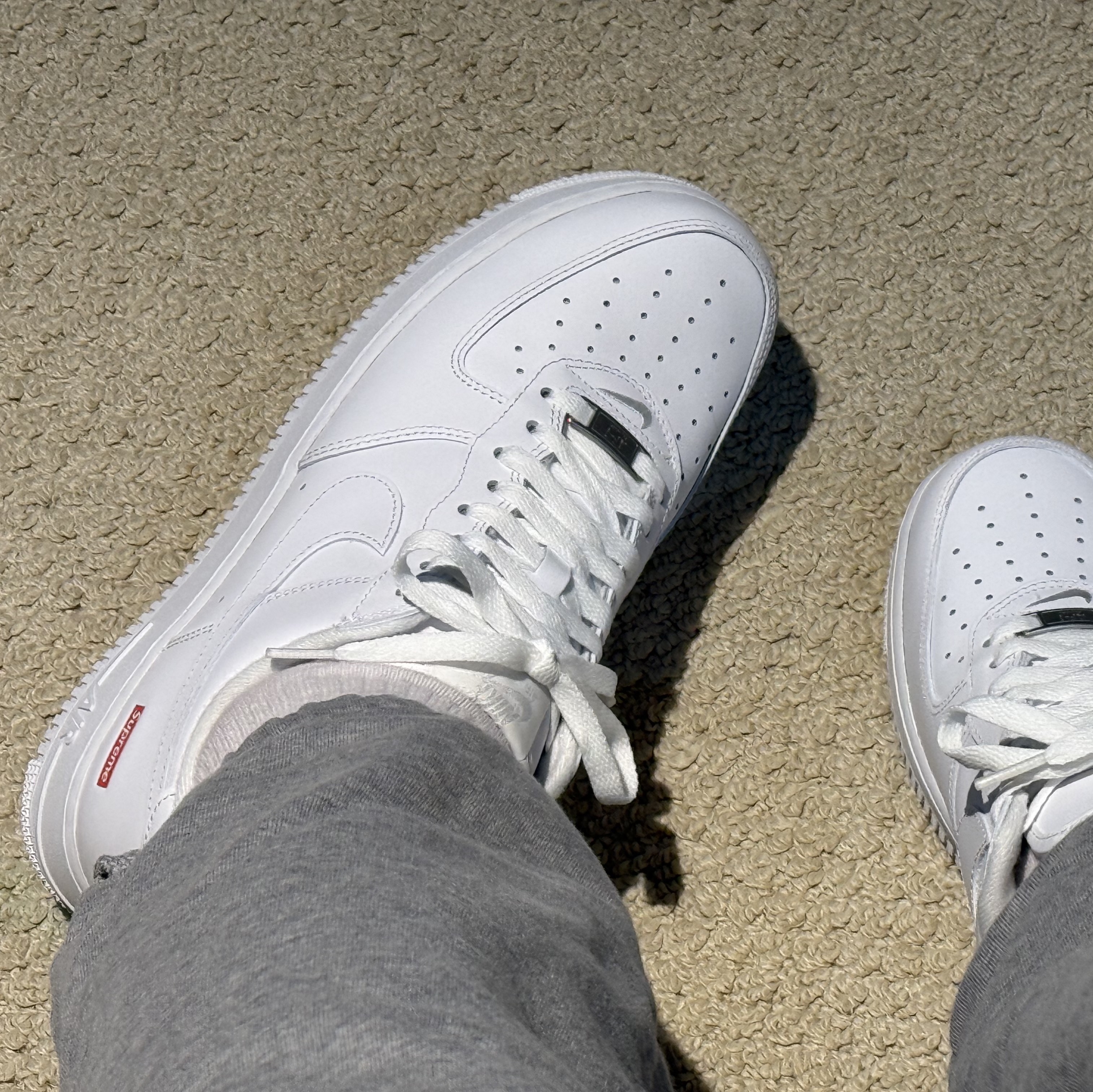 Nike x Supreme Air Force 1 Low White 착용 스타일