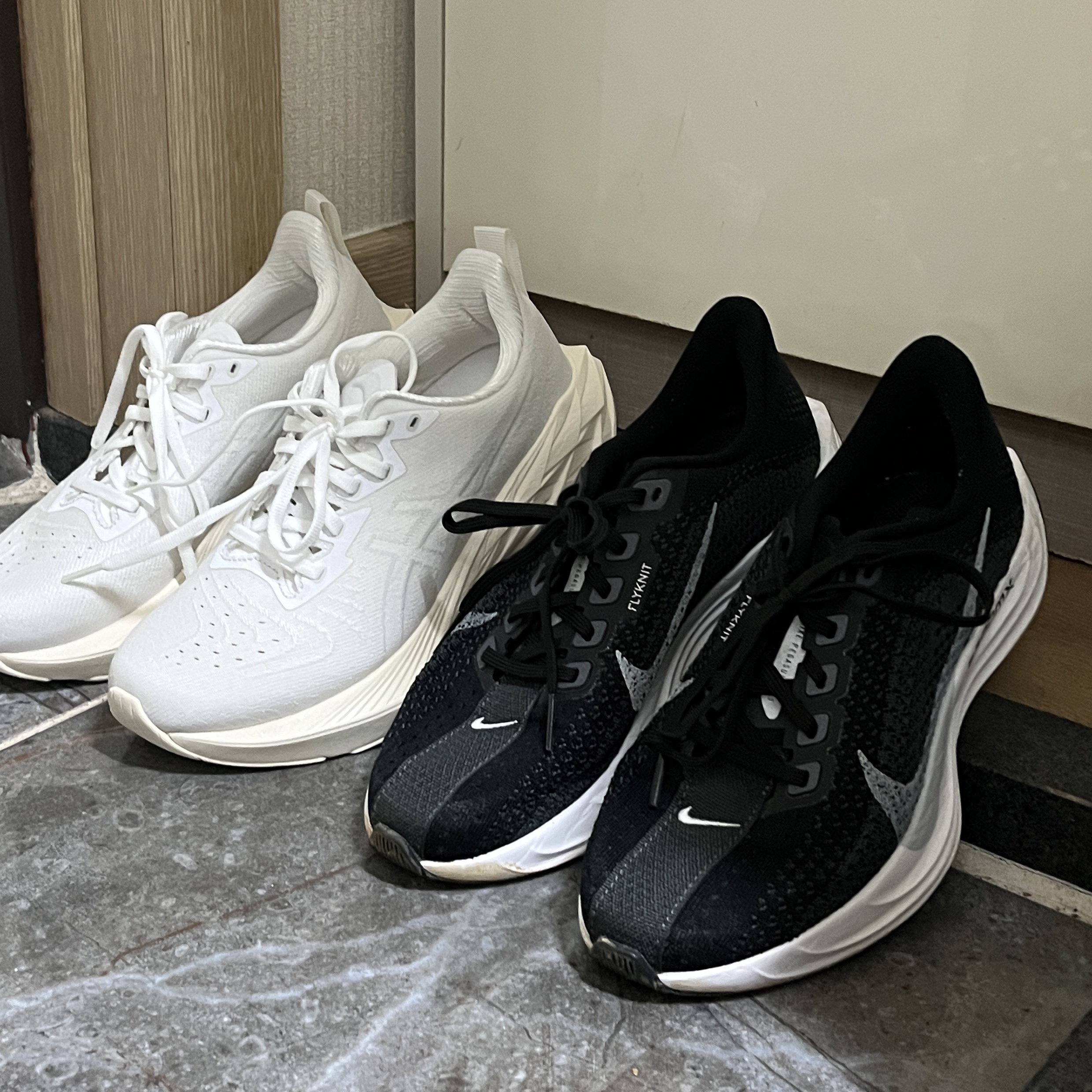 (W) Asics Novablast 4 White 착용 스타일 - 2