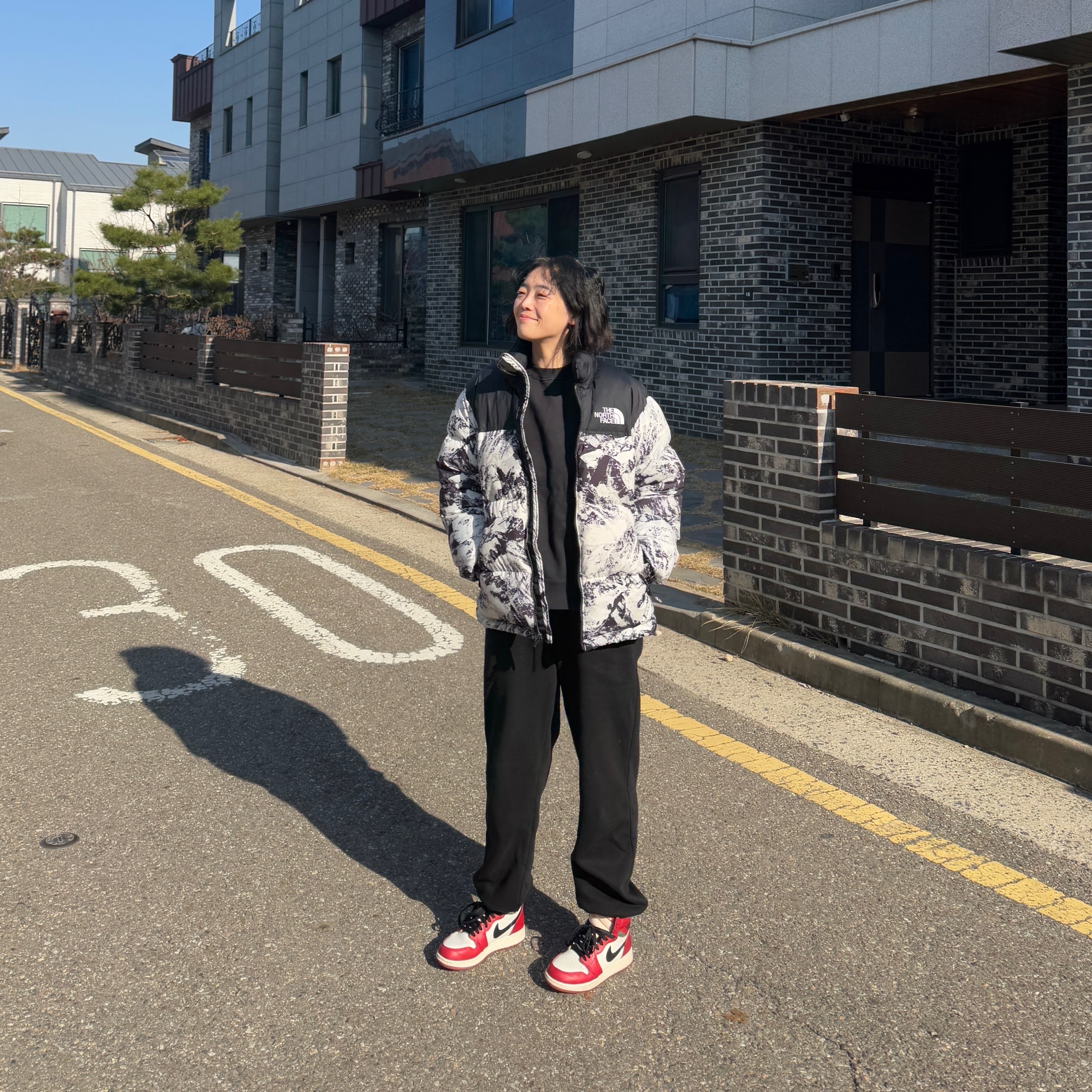 (GS) Jordan 1 Retro High OG Chicago 2022, The North Face 1996 Novelty Nuptse Jacket Nutral Gray 착용 스타일 - 1