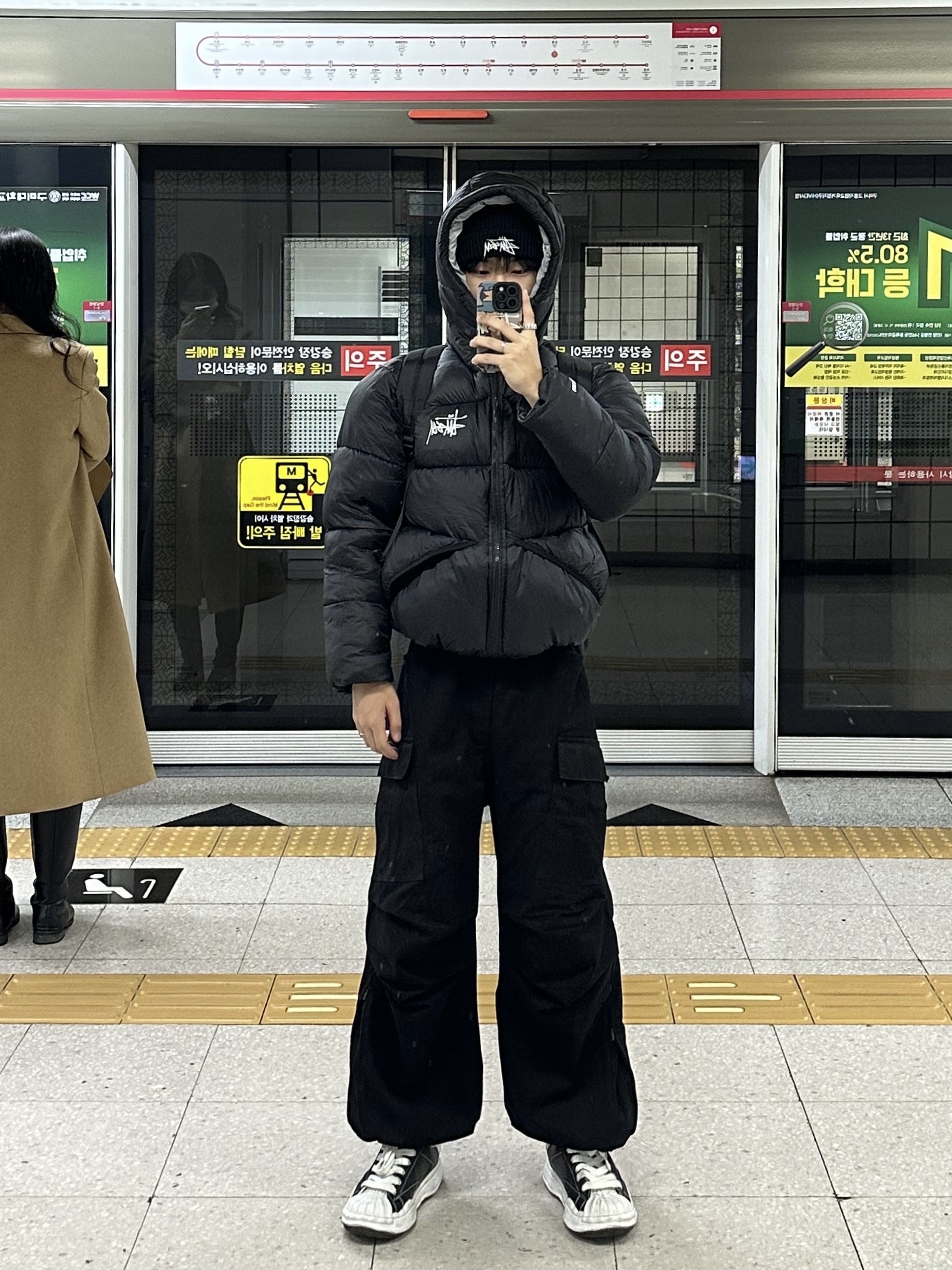 Maison Mihara Yasuhiro Blakey OG Sole Canvas Low-top Sneakers Black White, Nonnod Side Zip Cargo Pants Black 착용 스타일
