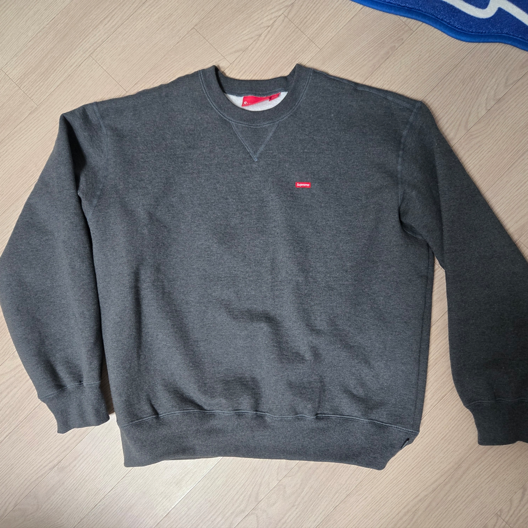 Supreme Small Box Crewneck Charcoal - 23FW 착용 스타일