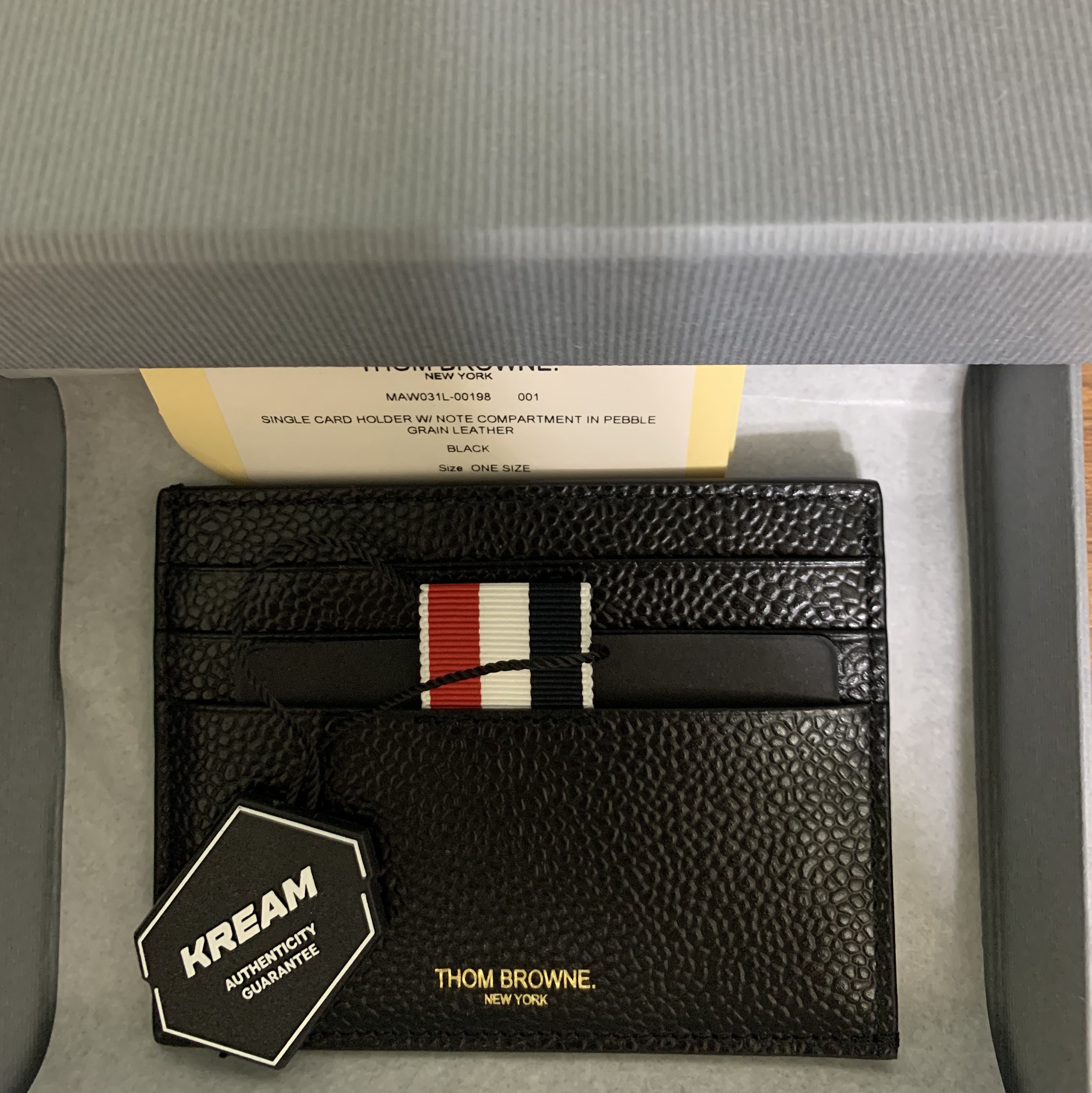 Thom Browne Pebble Grain Leather Stripe Note Compartment Card Holder Black 착용 스타일 - 1