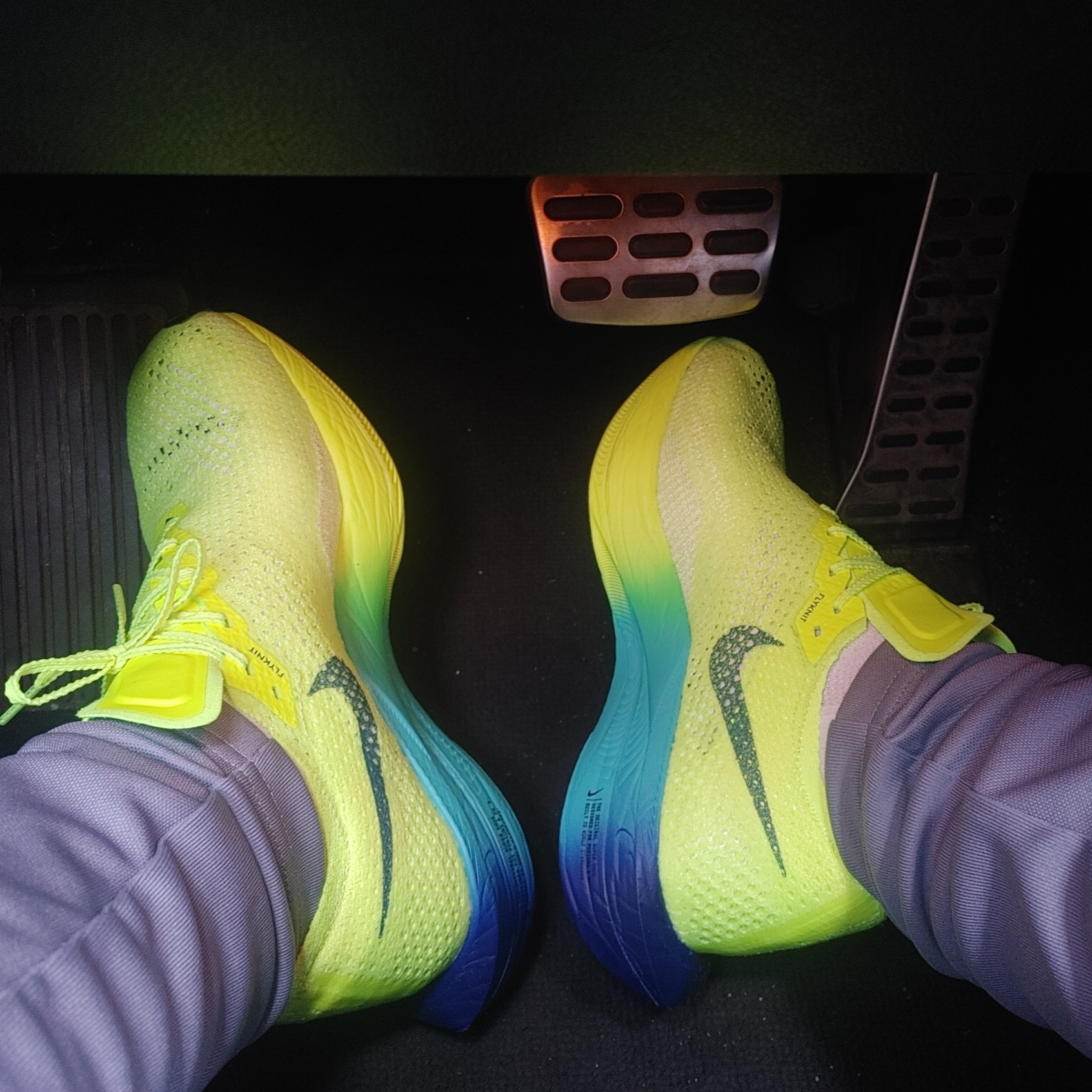 Nike ZoomX Vaporfly Next% 3 Volt Scream Green 착용 스타일 - 2