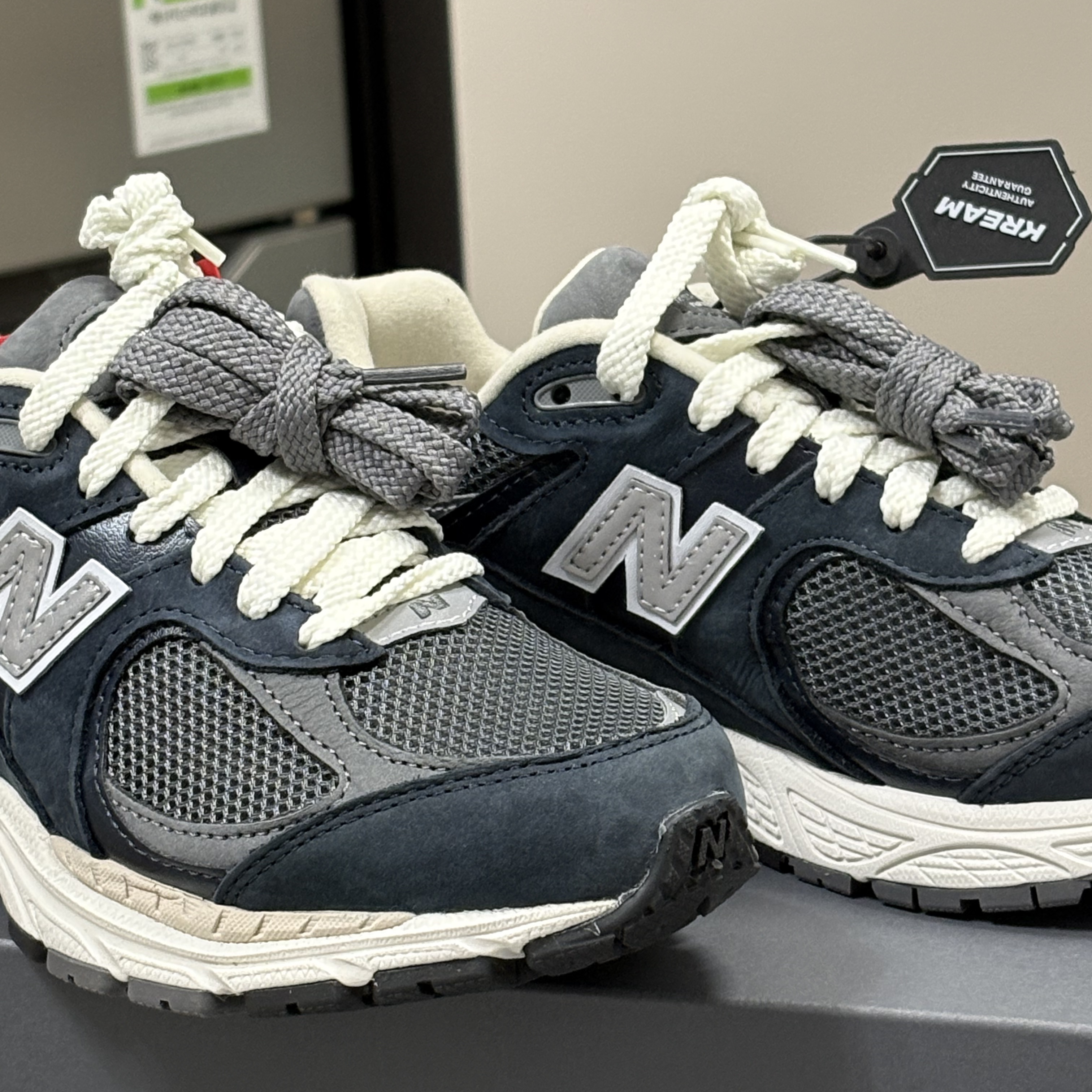 New Balance 2002R Premium Vintage Navy Grey 착용 스타일